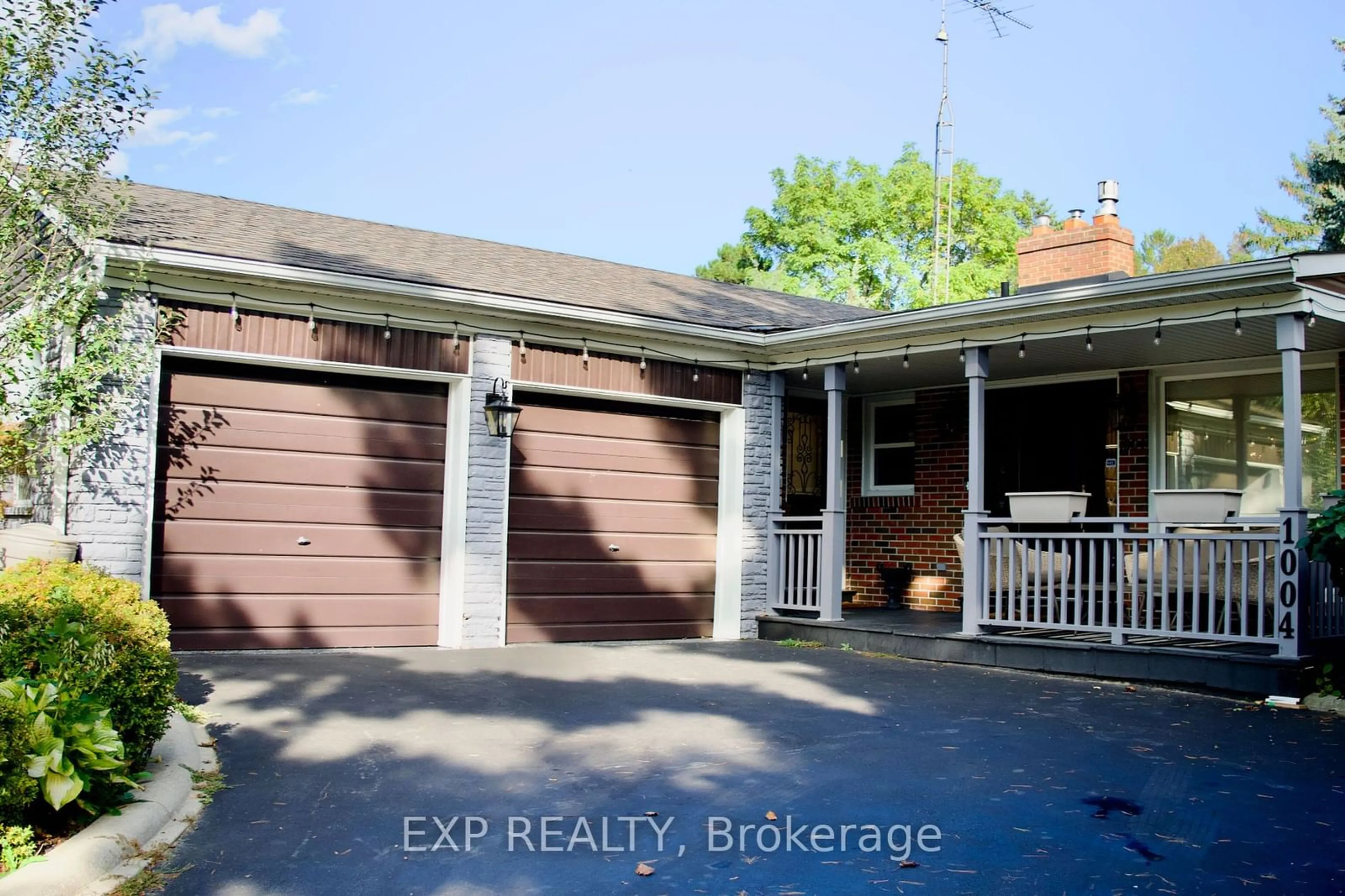 Frontside or backside of a home, the front or back of building for 1004 Caldwell Ave, Mississauga Ontario L5H 1Z3