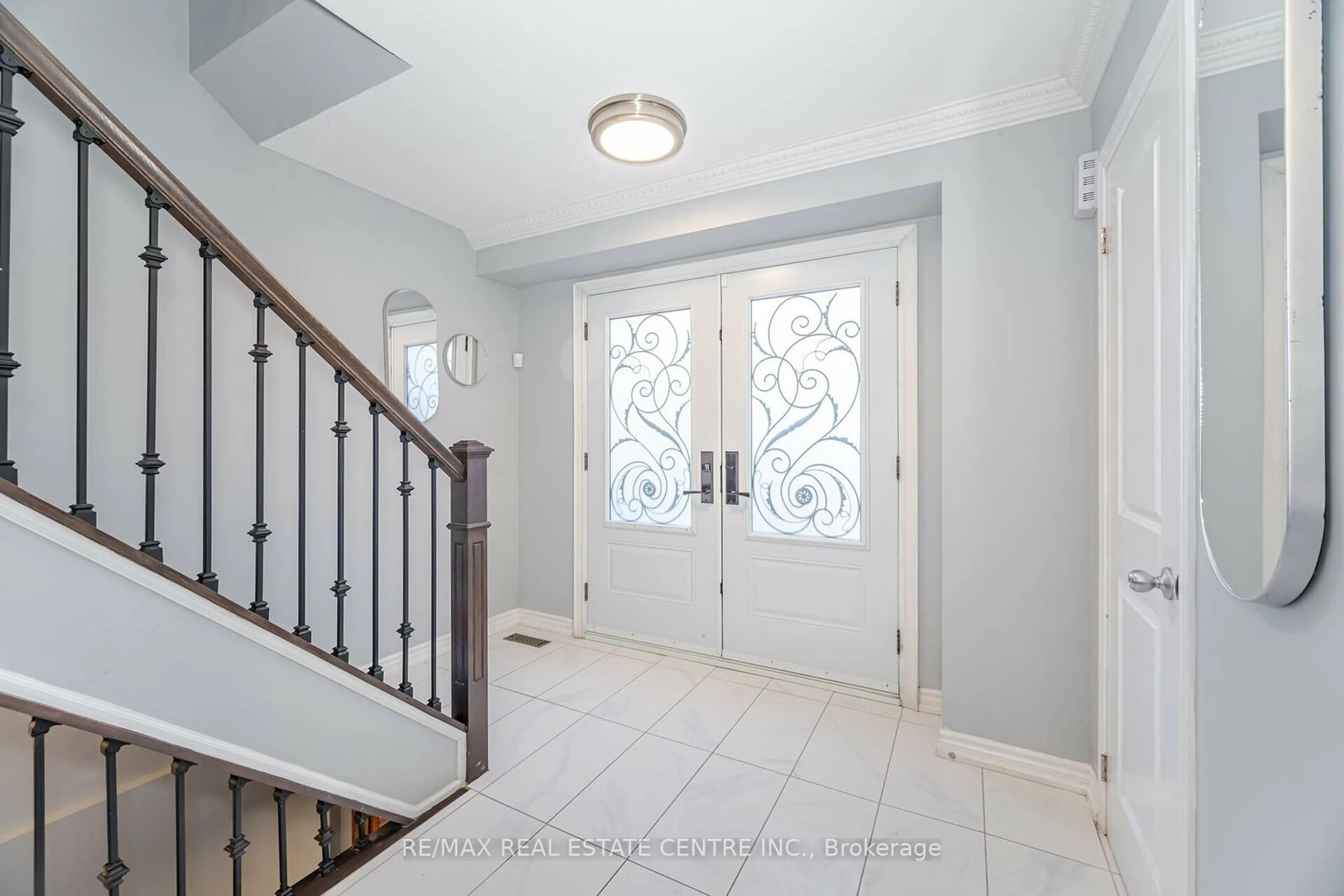 Indoor entryway for 5 Wray Crt, Toronto Ontario M9V 4K4