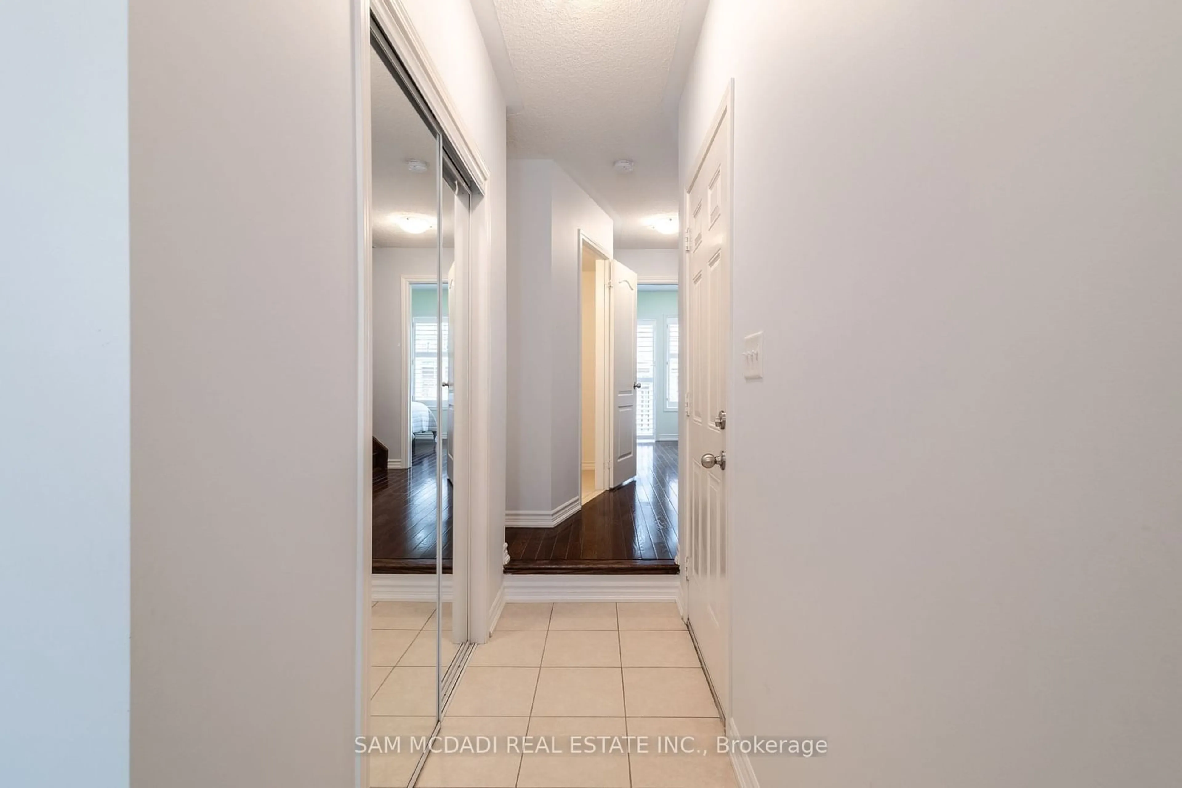 Indoor entryway for 1139 Haig Blvd #2, Mississauga Ontario L5E 2M6