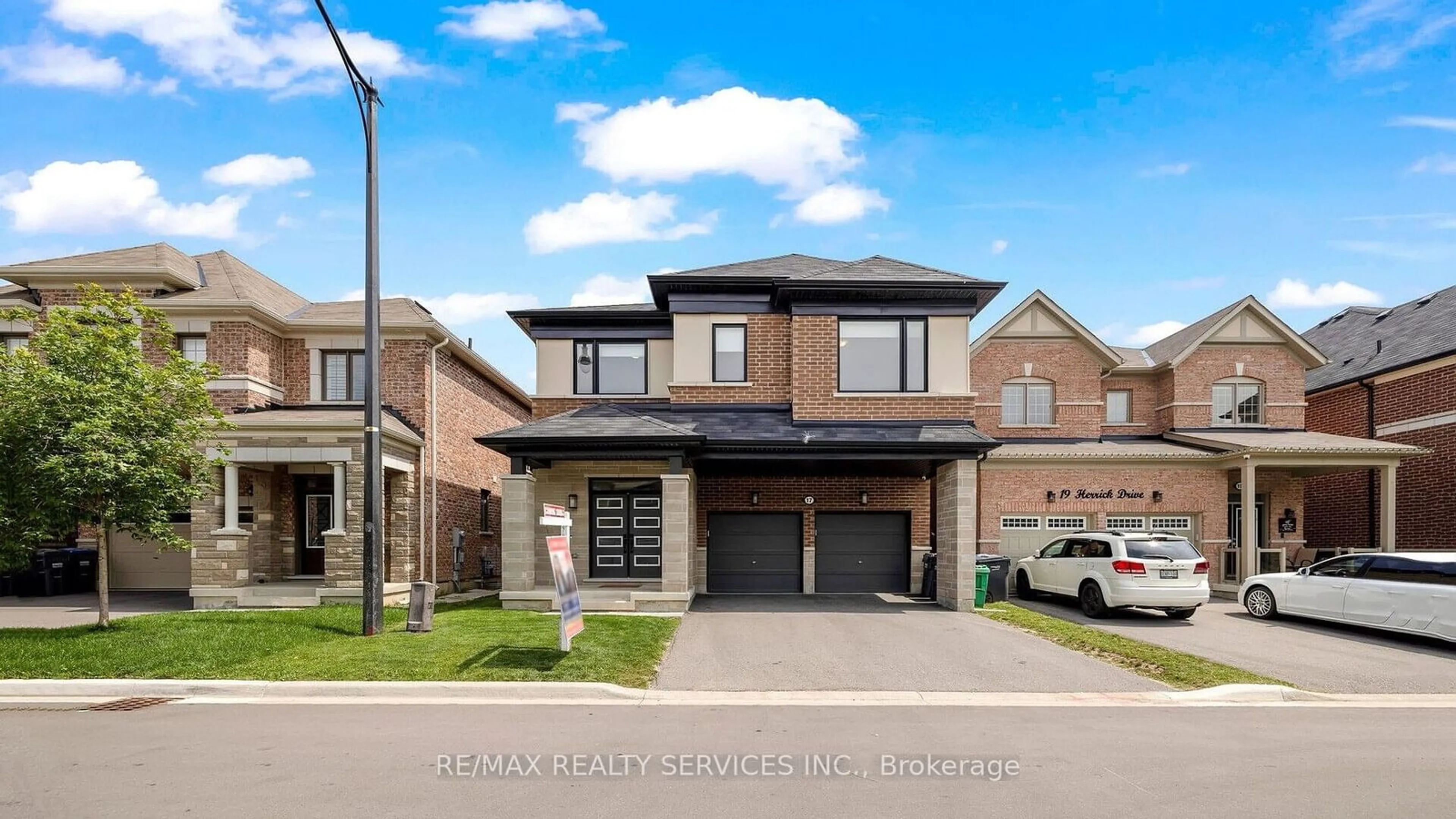 Home with brick exterior material for 17 Herrick Dr, Brampton Ontario L7A 5G2