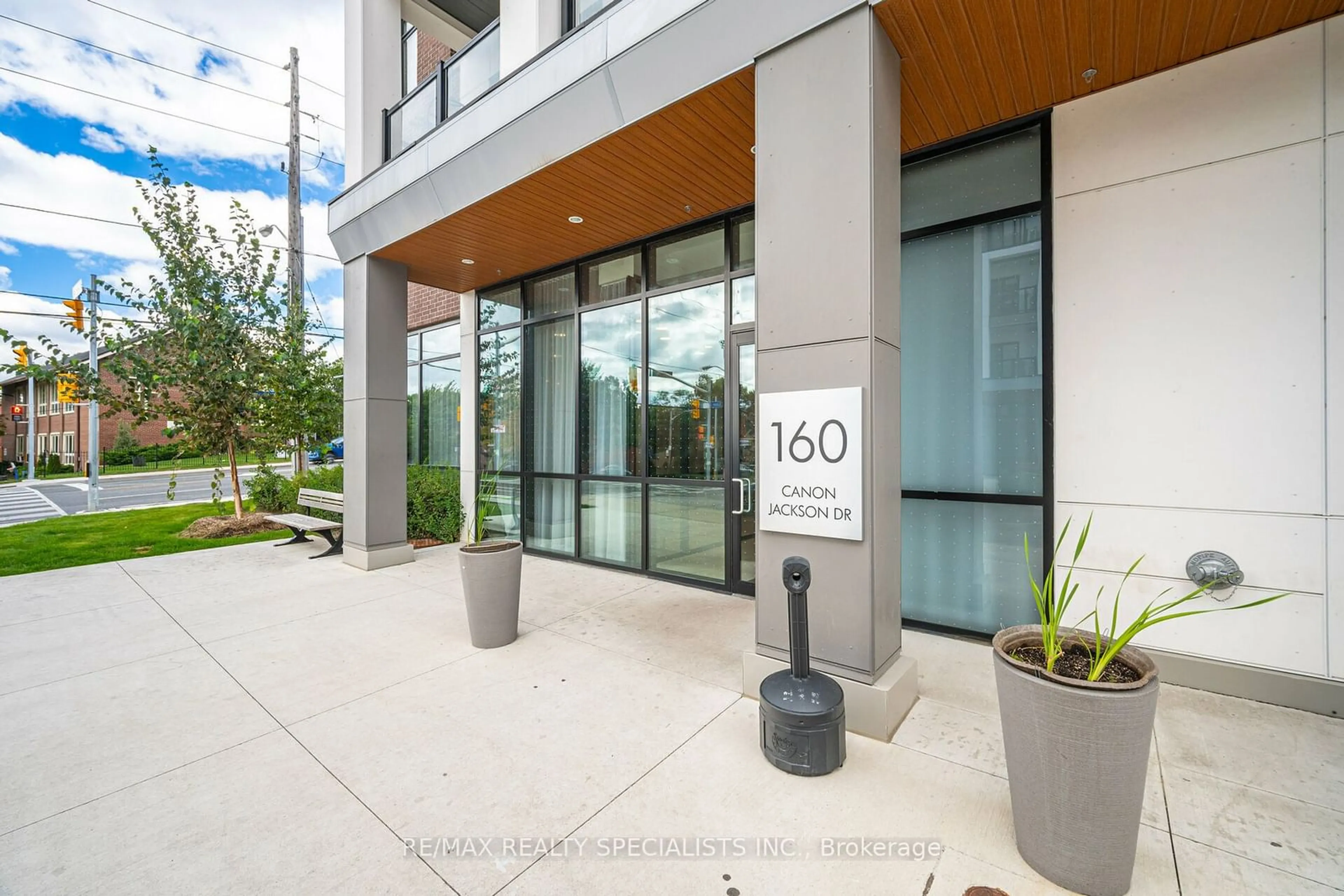 Indoor foyer, ceramic floors for 160 Canon Jackson Dr #409, Toronto Ontario M6M 0B6