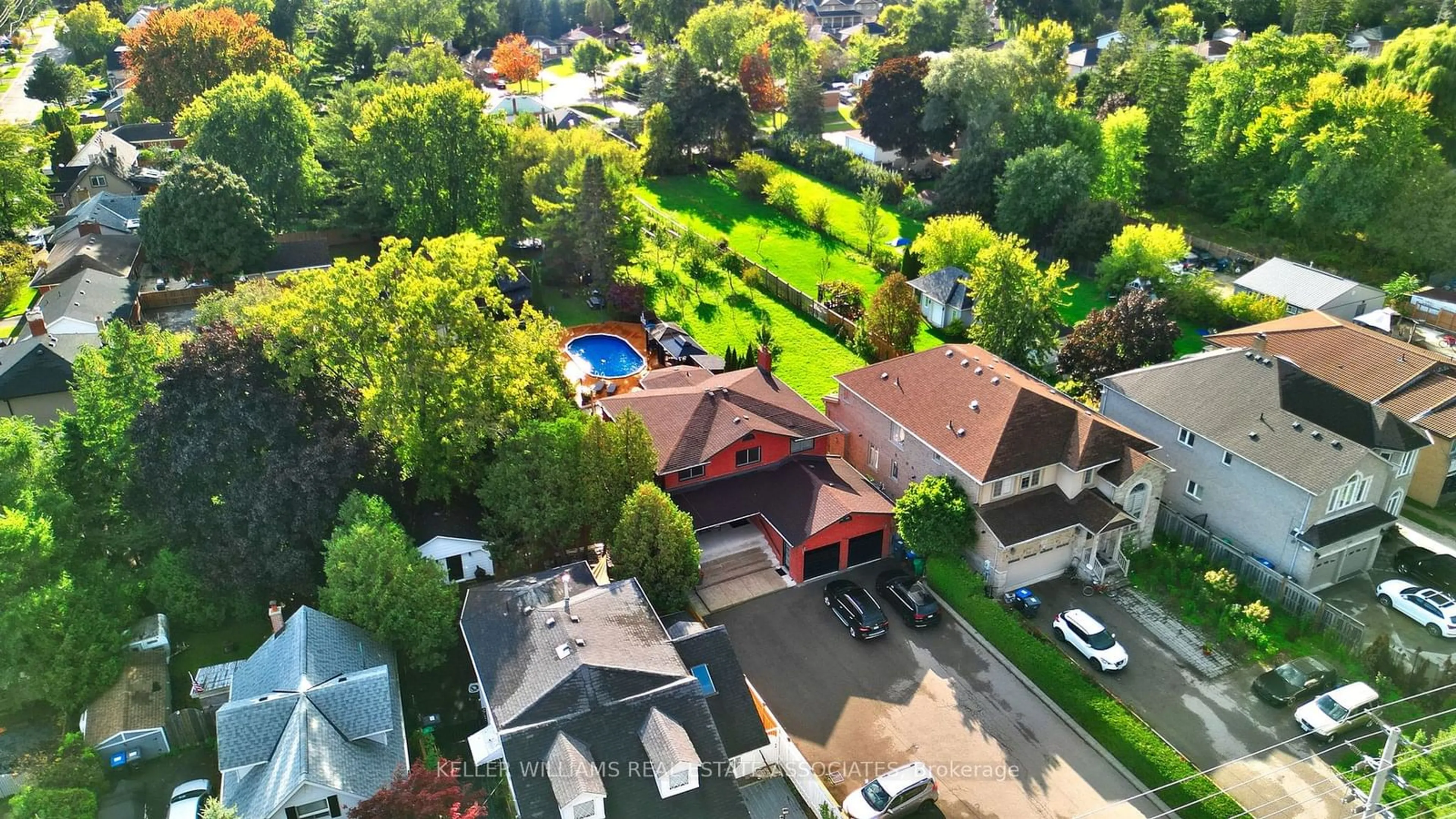 Frontside or backside of a home, the fenced backyard for 1414 Cawthra Rd, Mississauga Ontario L5G 4L2