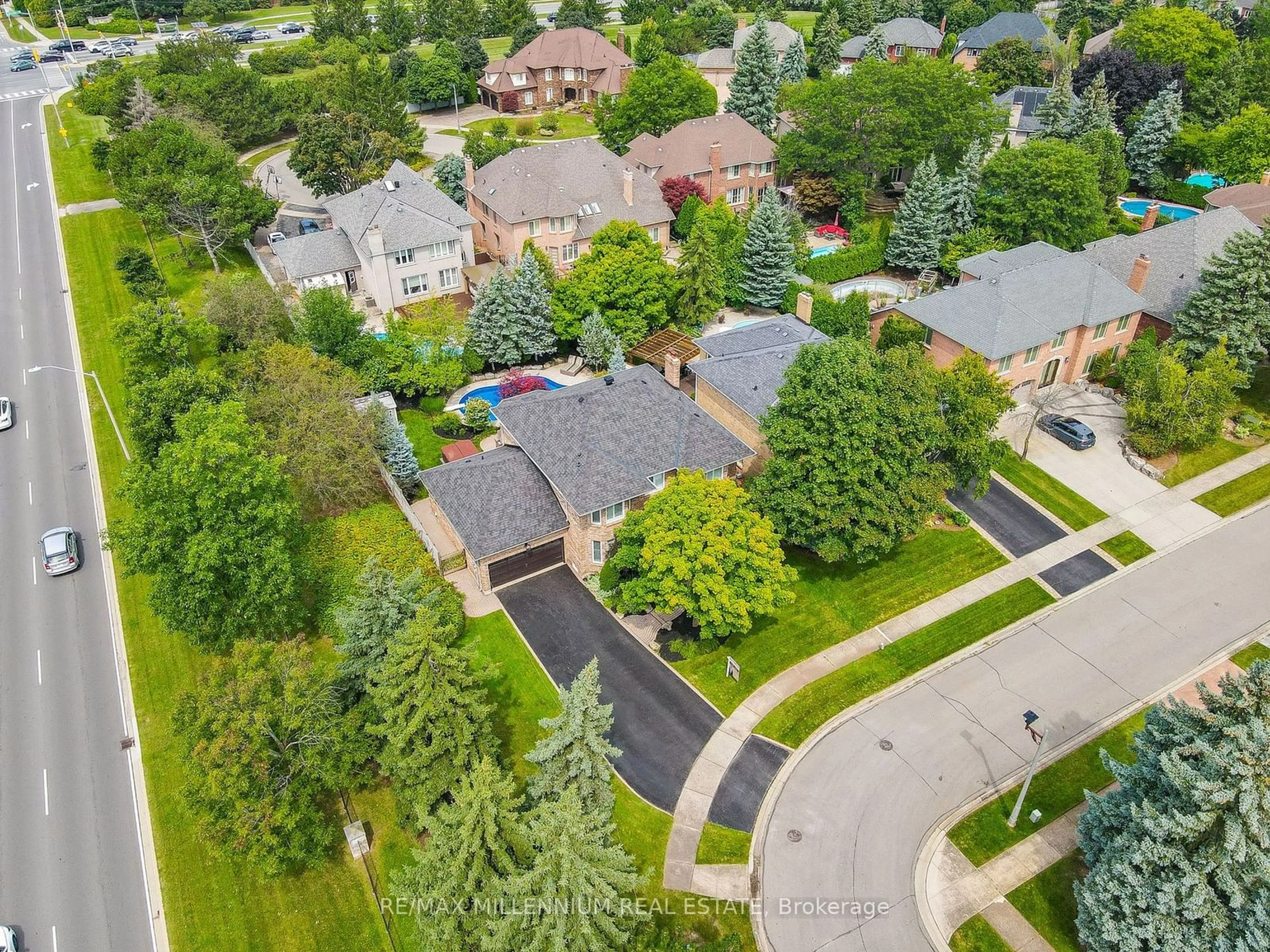 Frontside or backside of a home for 1050 Masters Green, Oakville Ontario L6M 2P1