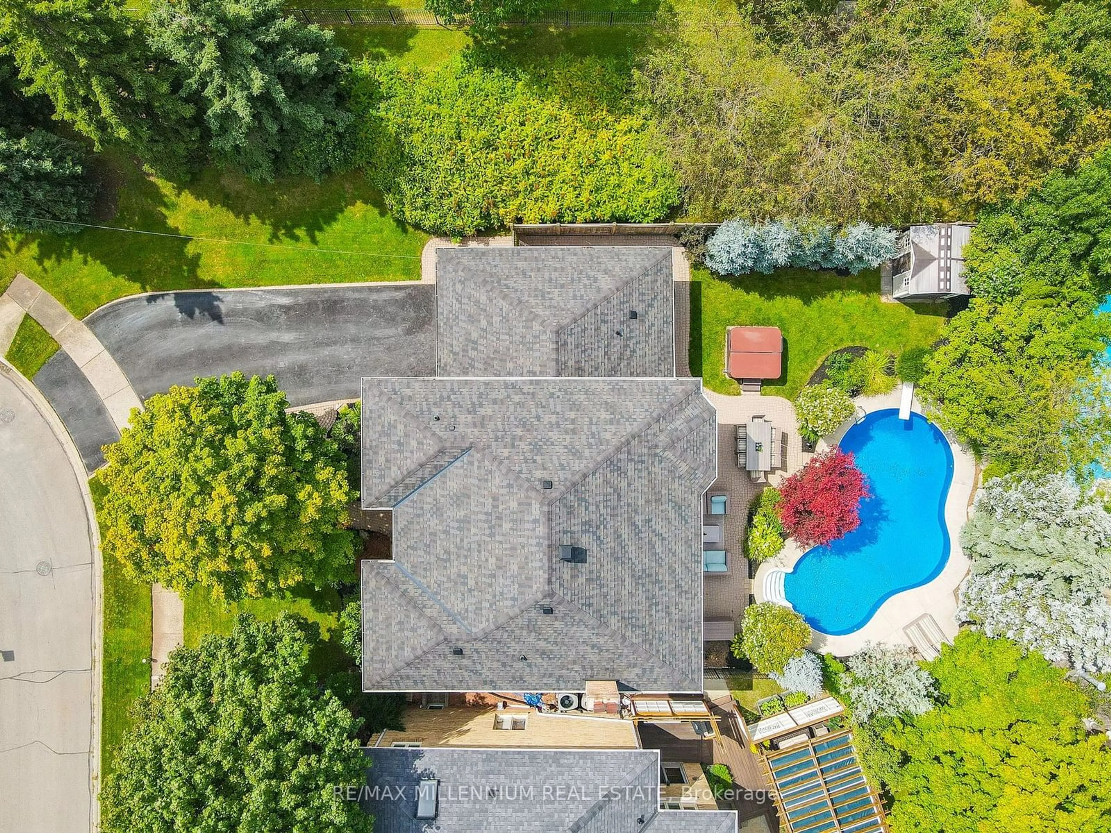 Frontside or backside of a home, the fenced backyard for 1050 Masters Green, Oakville Ontario L6M 2P1