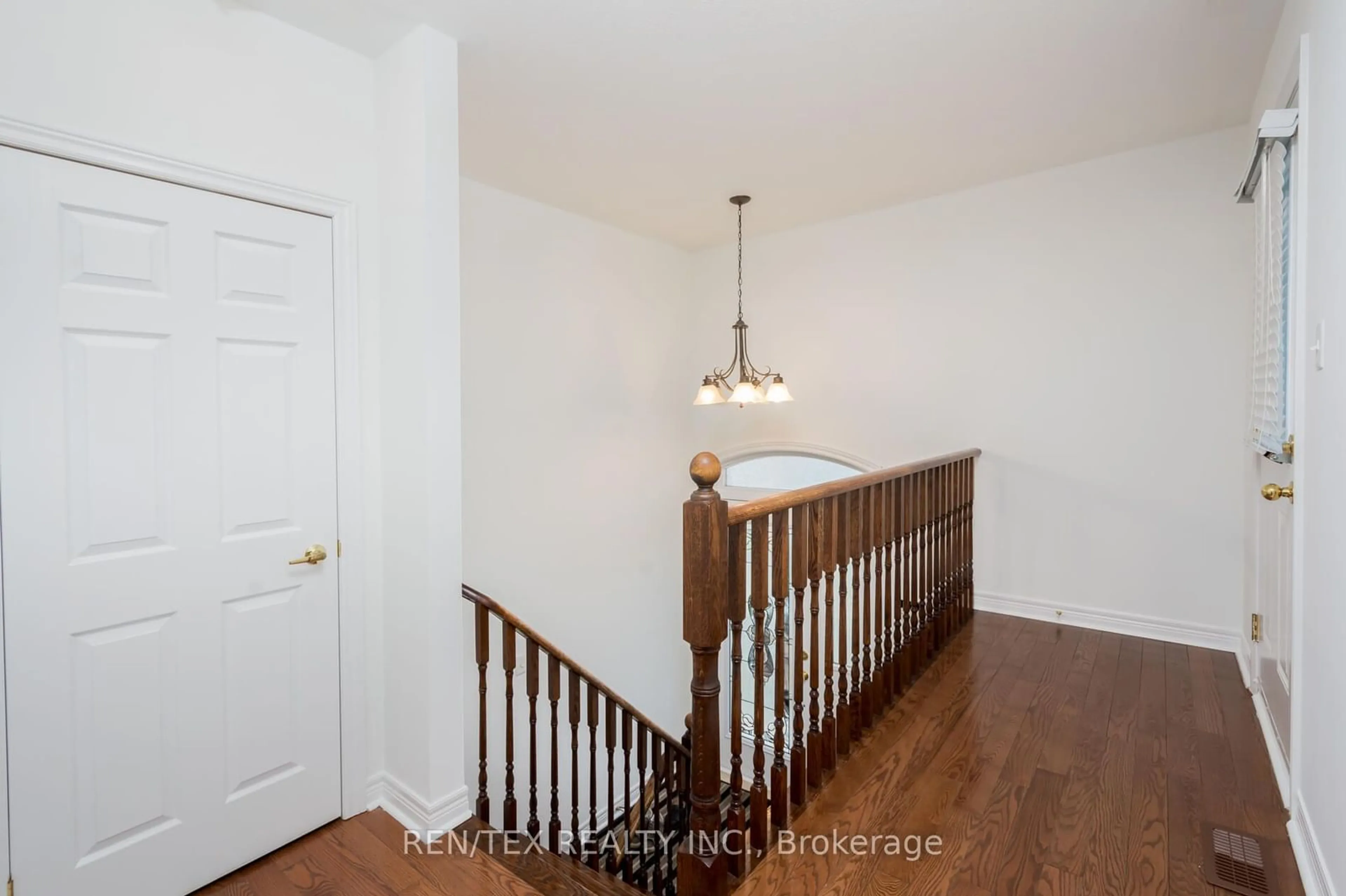 Indoor entryway for 105 Eastbrook Way, Brampton Ontario L6P 0Z9