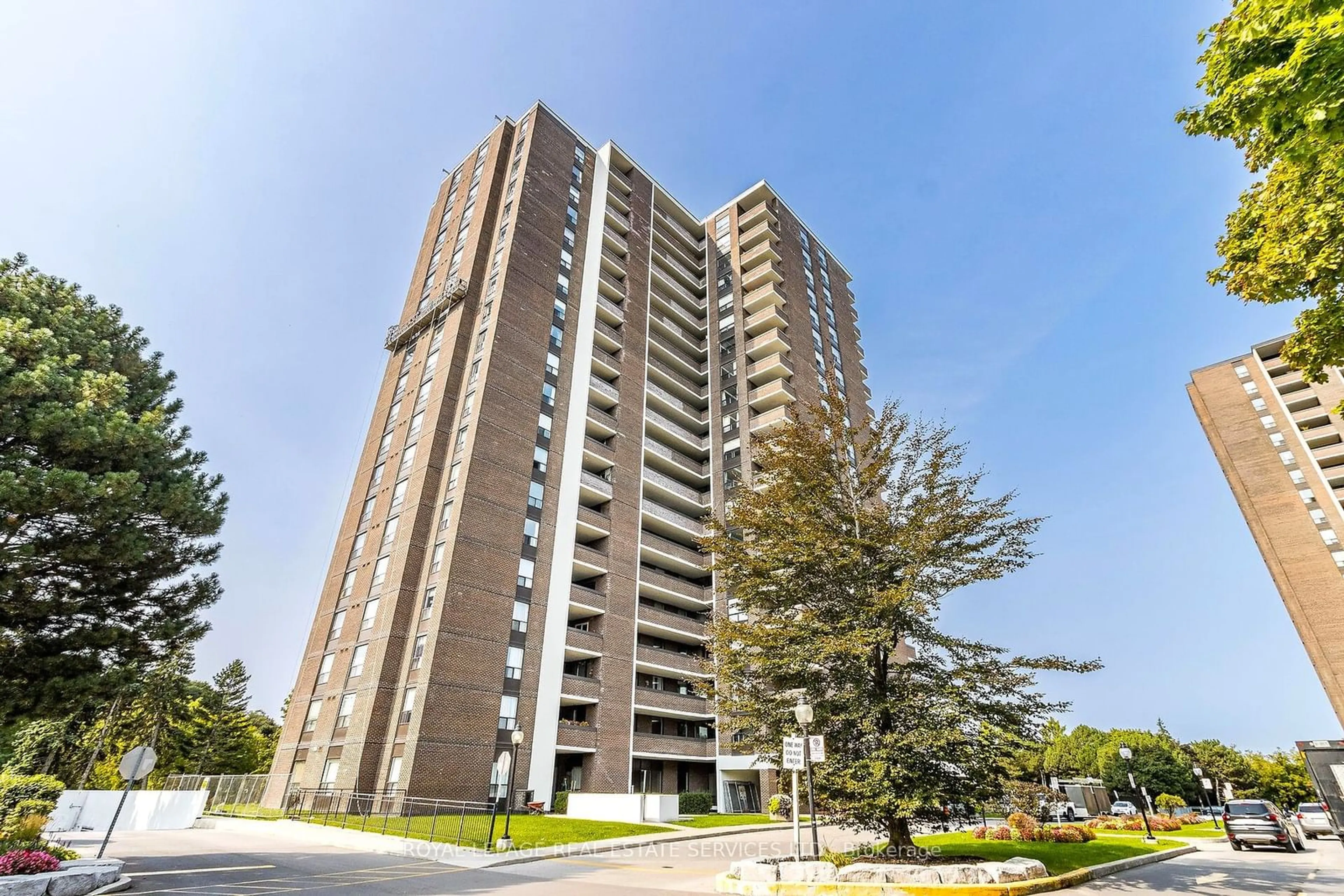 A pic from exterior of the house or condo, the front or back of building for 1515 Lakeshore Rd #1804, Mississauga Ontario L5E 3E3