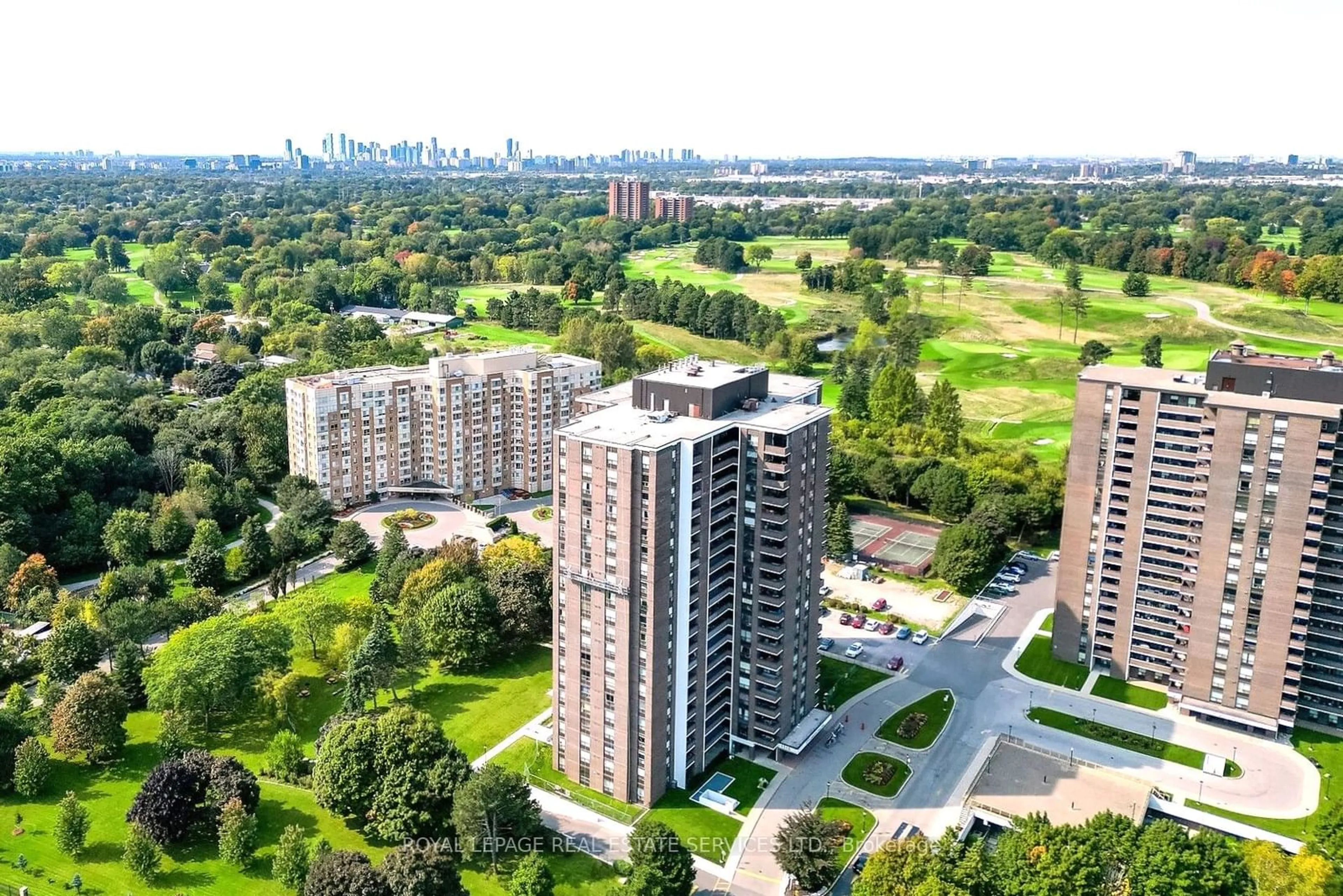 A pic from exterior of the house or condo, the view of city buildings for 1515 Lakeshore Rd #1804, Mississauga Ontario L5E 3E3