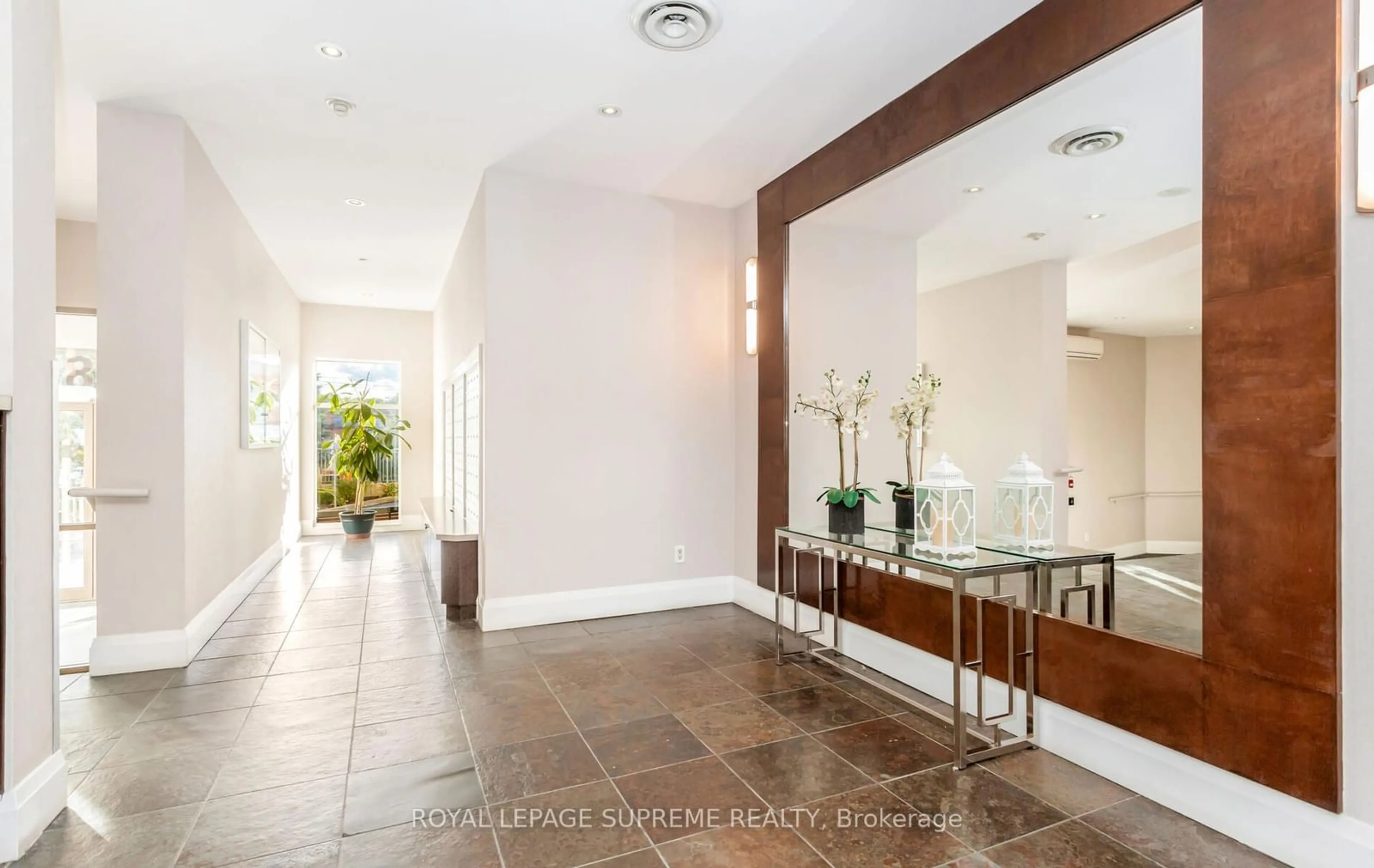 Indoor foyer for 2088 Lawrence Ave #603, Toronto Ontario M9N 3Z9