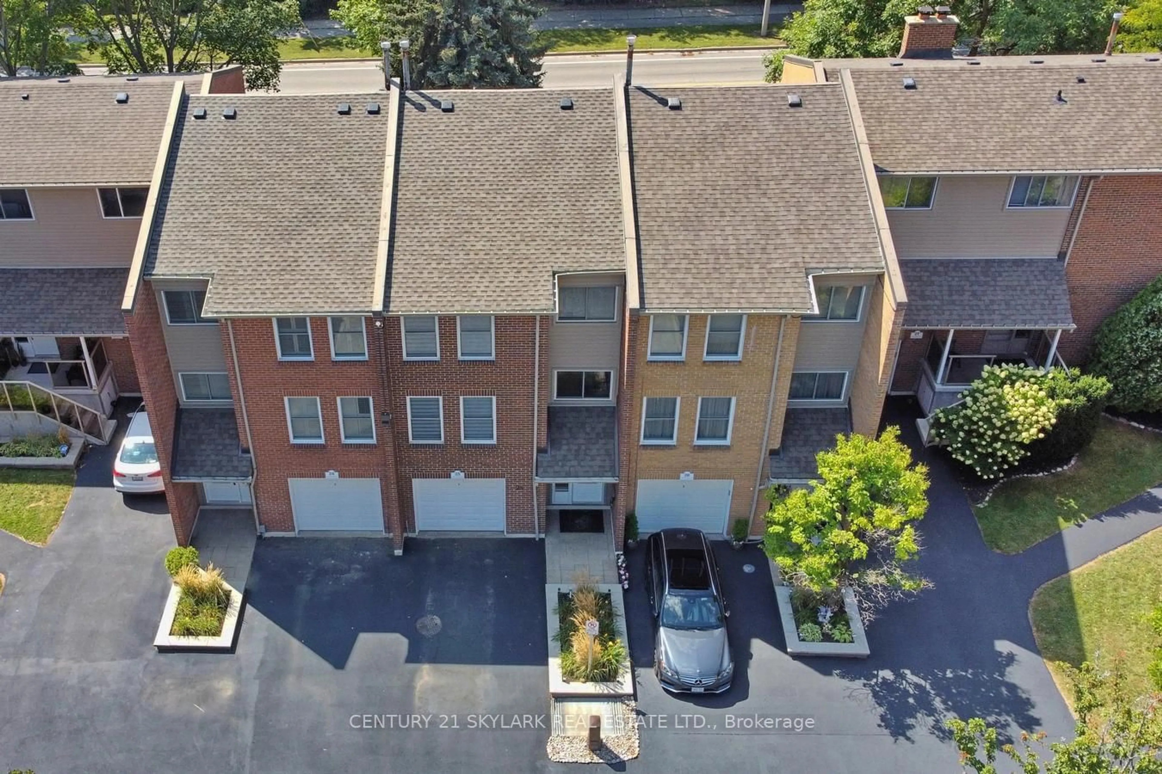 A pic from exterior of the house or condo, the street view for 1320 Hampton St #25, Oakville Ontario L6H 2S6