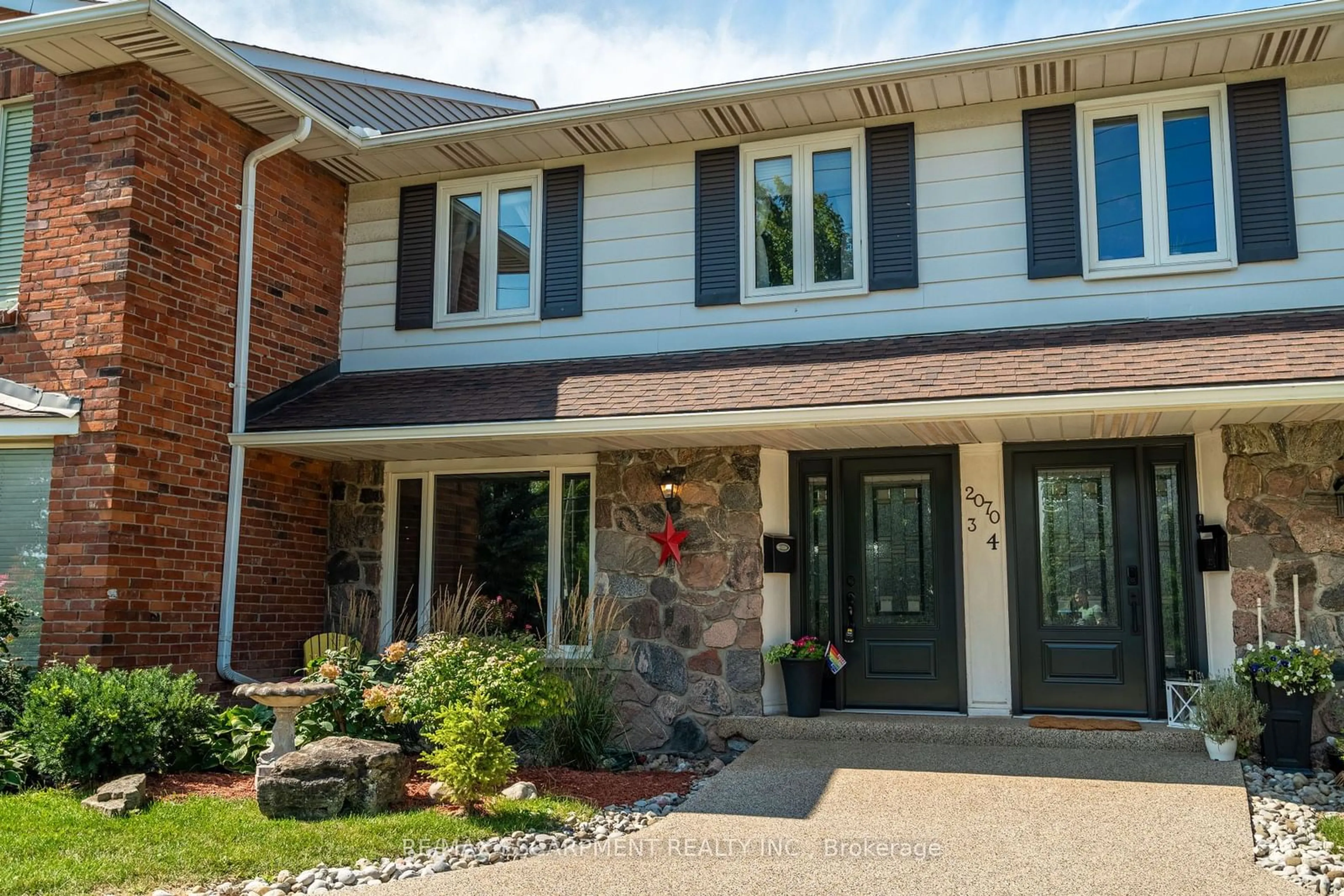 Home with brick exterior material for 2070 Brant St #3, Burlington Ontario L7P 3A6