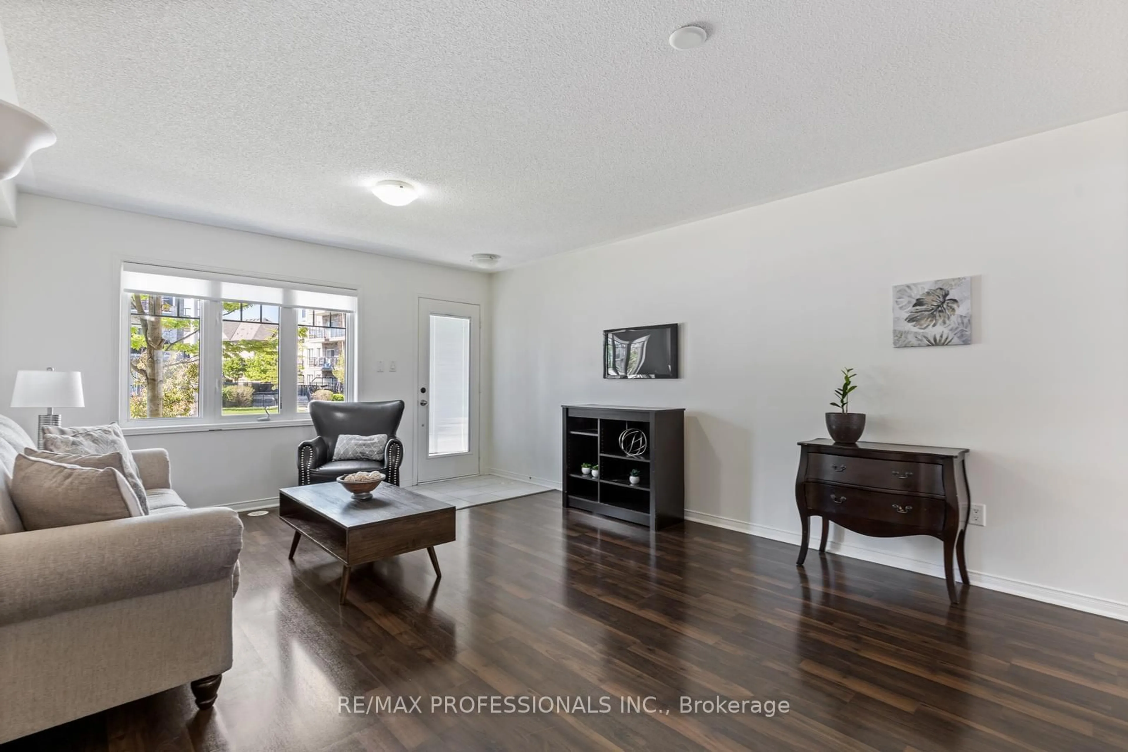 Living room, wood floors for 3070 Thomas St #5, Mississauga Ontario L5M 0T2