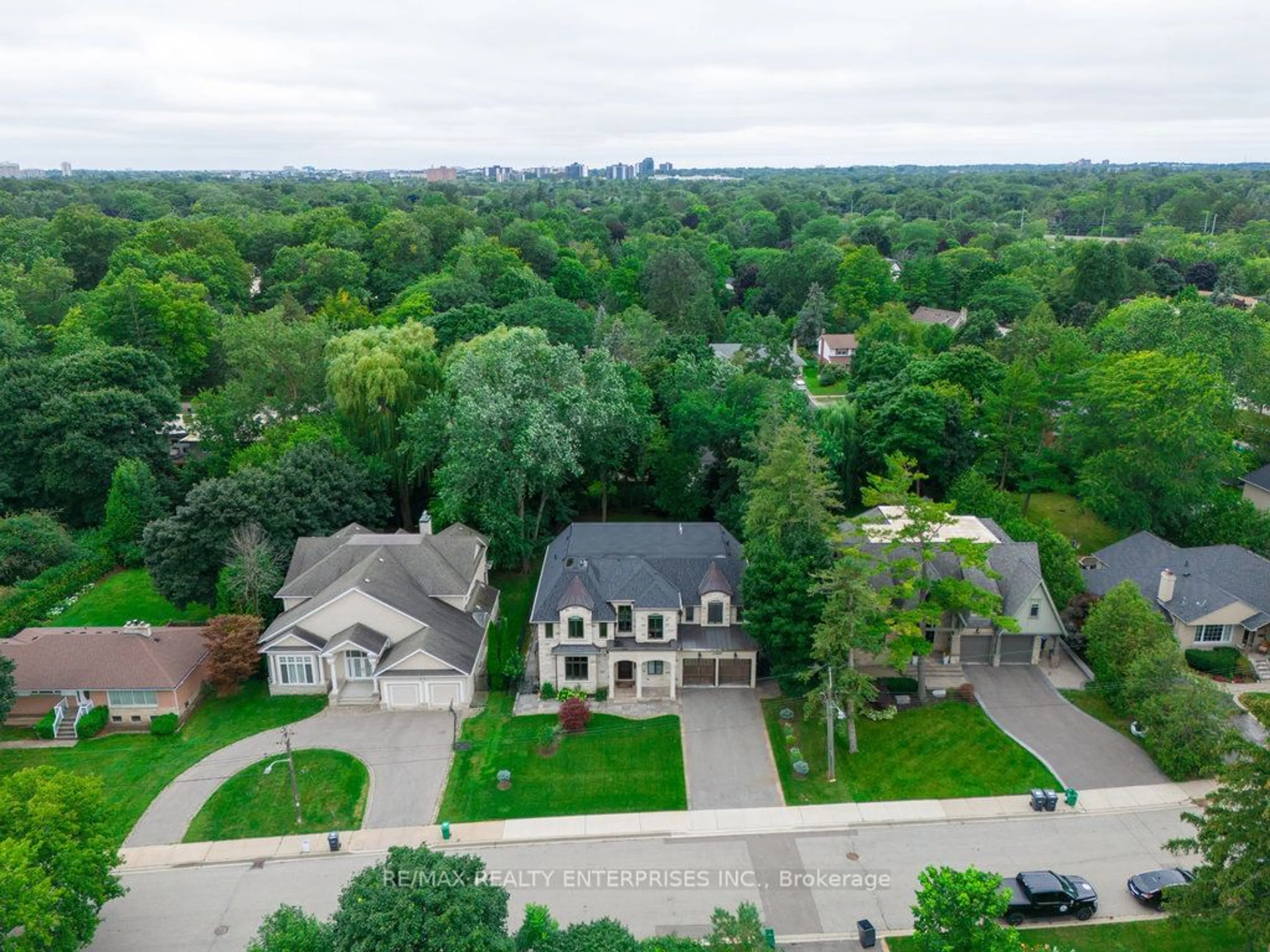 Frontside or backside of a home, the street view for 1560 Lorne Wood Rd, Mississauga Ontario L5H 3G3