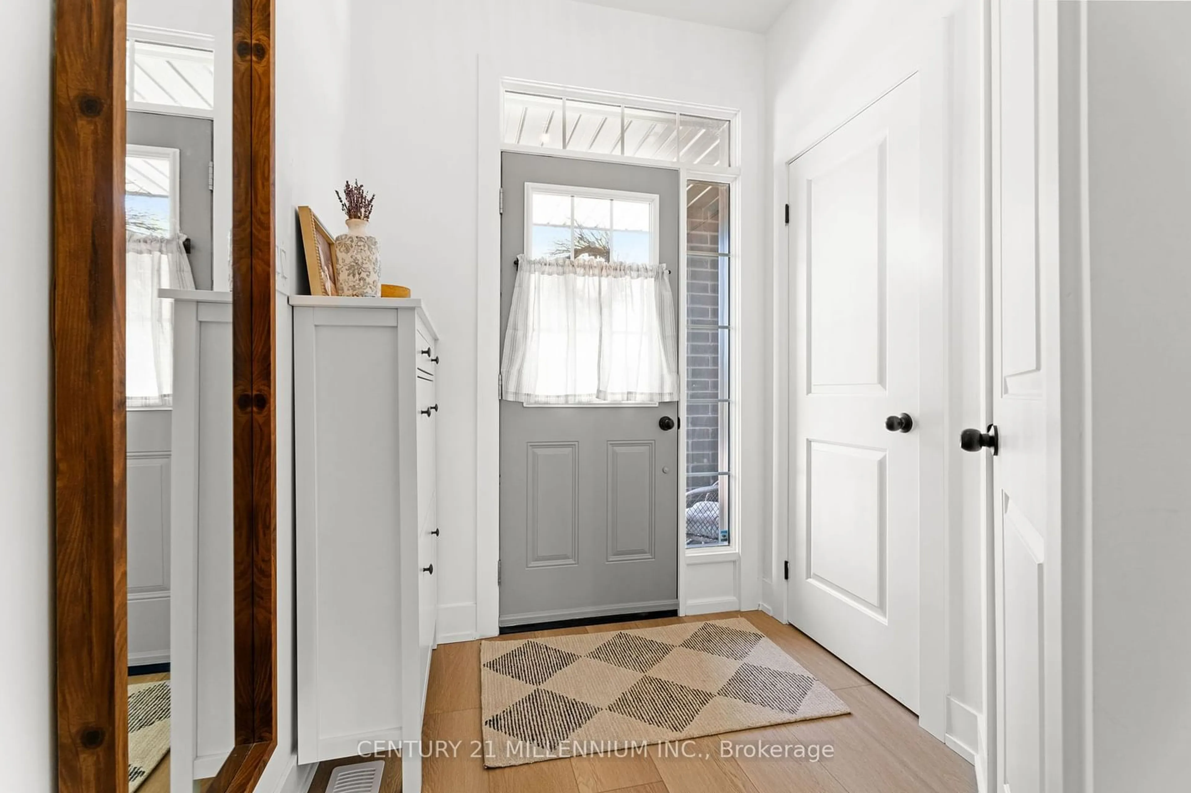 Indoor entryway, wood floors for 690 Broadway #22, Orangeville Ontario L9W 7T7