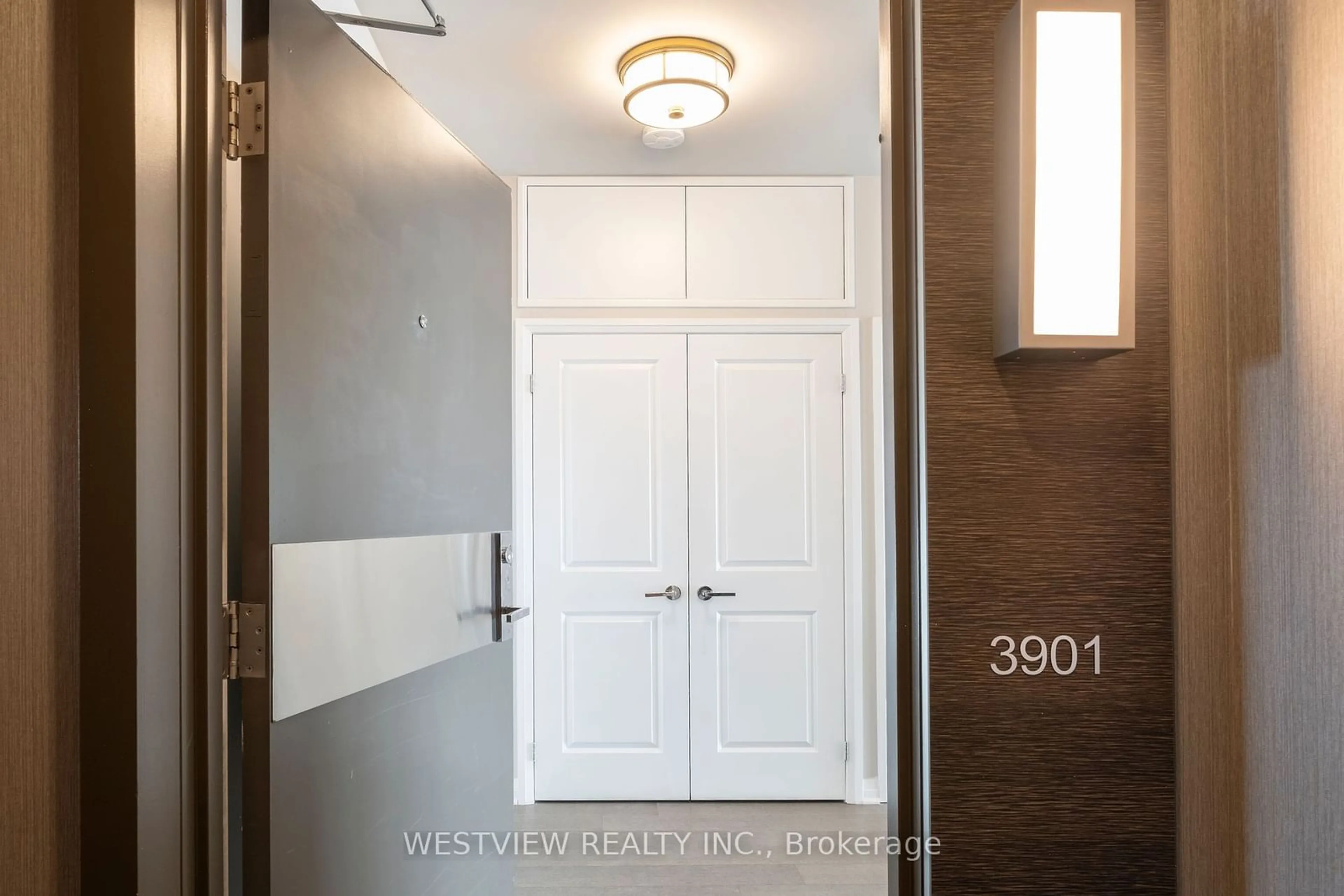 Indoor entryway for 59 Annie Craig Dr #PH3901, Toronto Ontario M8V 0C4