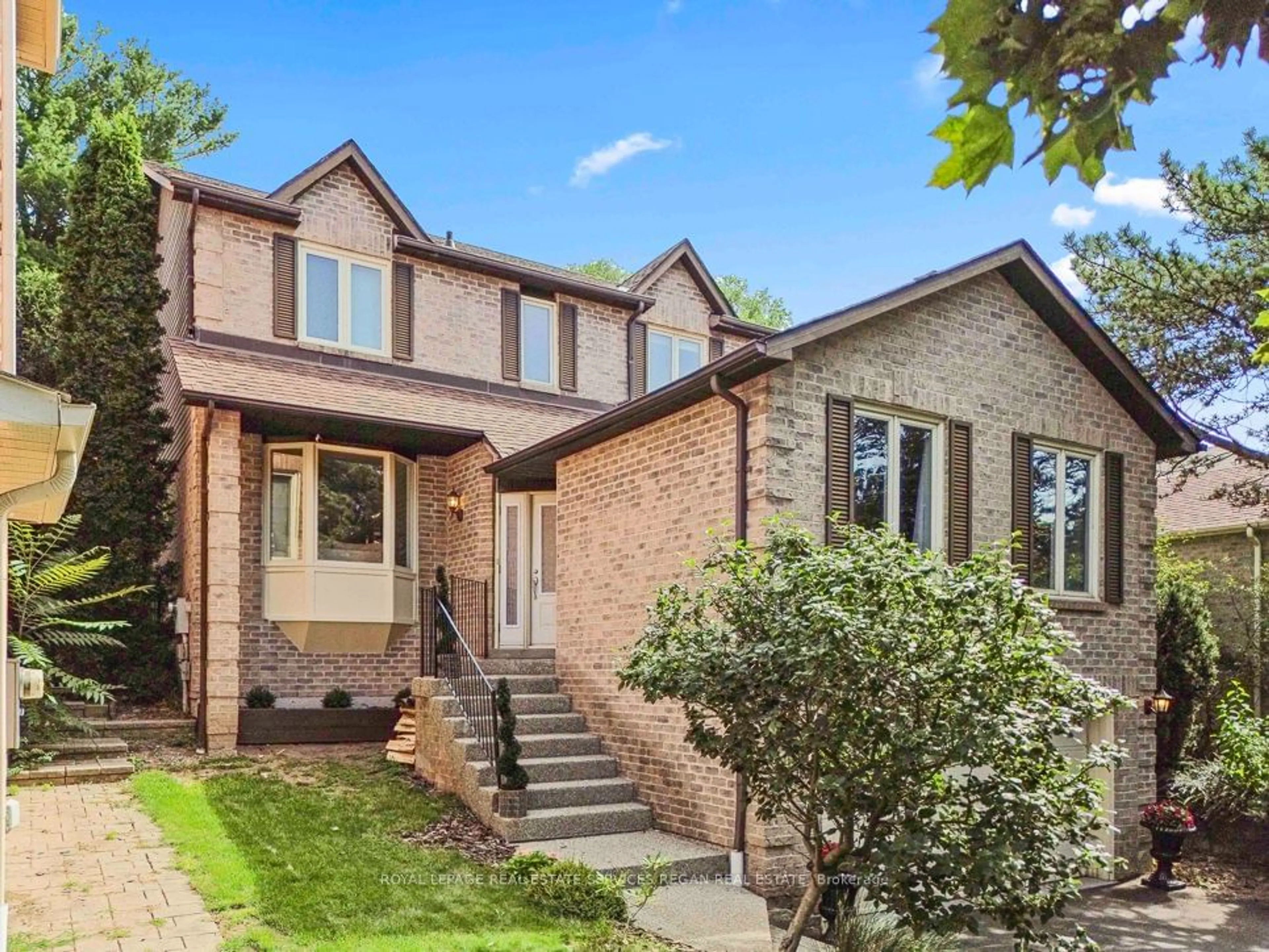 Home with brick exterior material for 1375 Boulder Creek Cres, Mississauga Ontario L5J 4N7