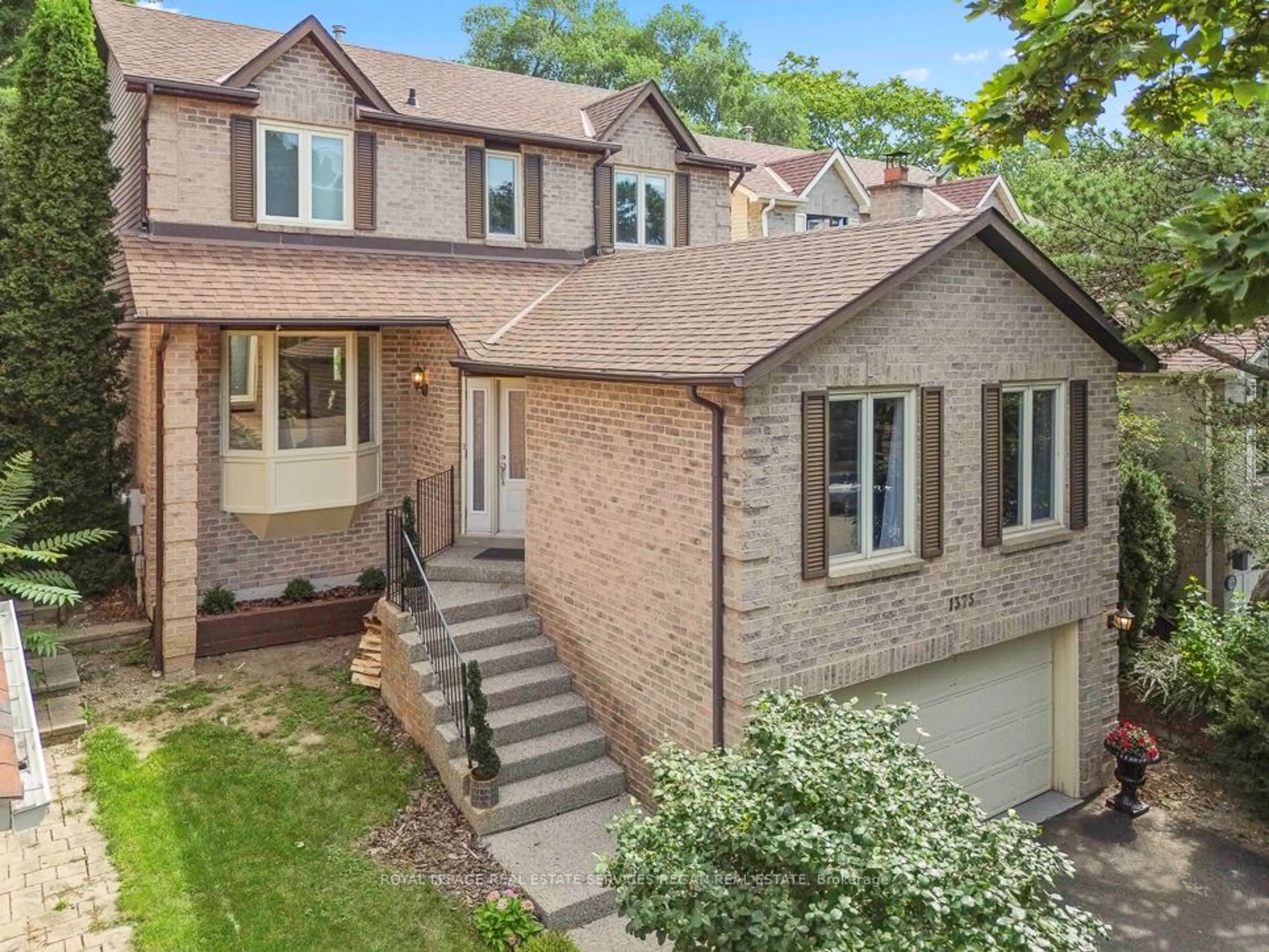 Home with brick exterior material for 1375 Boulder Creek Cres, Mississauga Ontario L5J 4N7