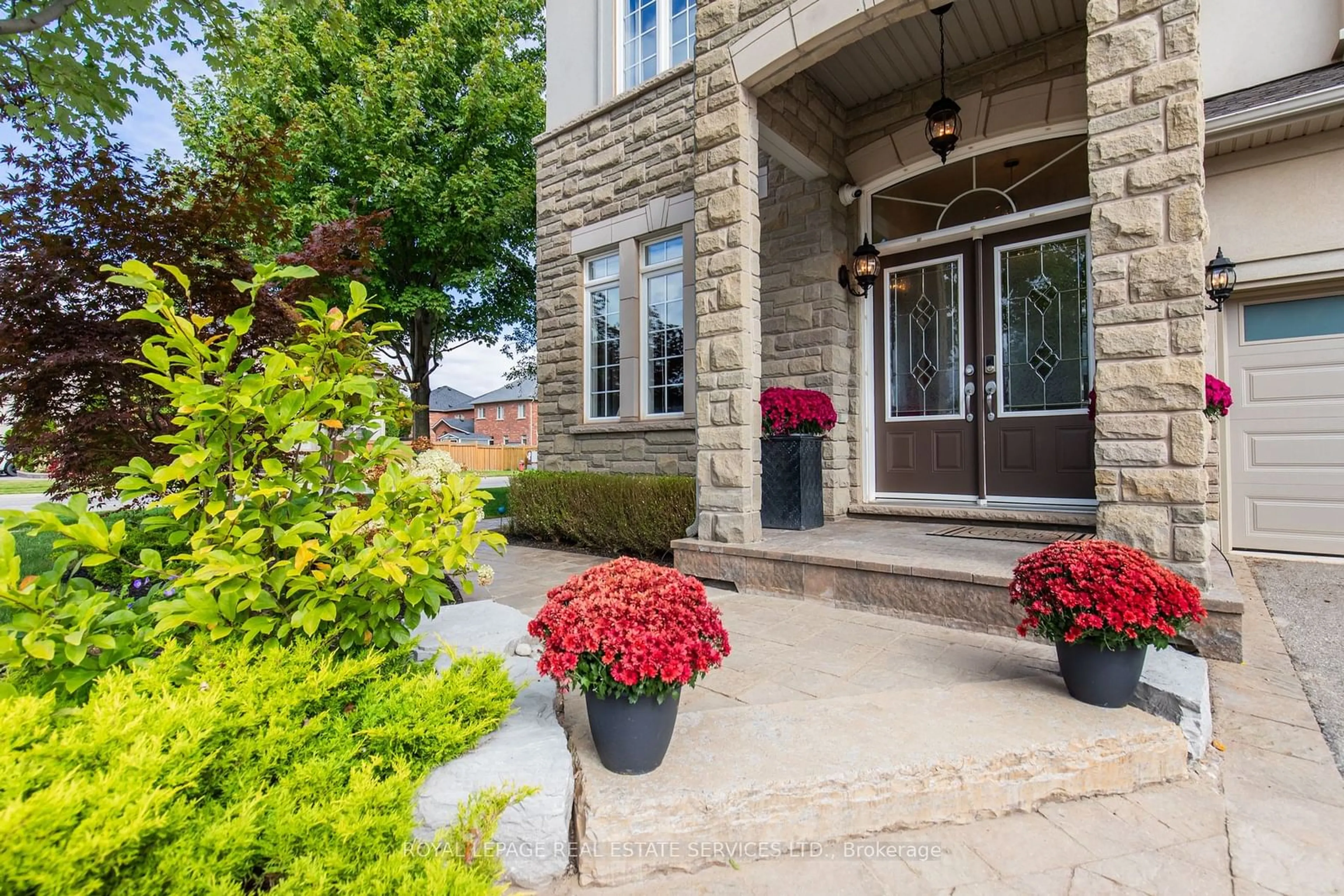 Patio for 2265 Millstone Dr, Oakville Ontario L6M 0H2