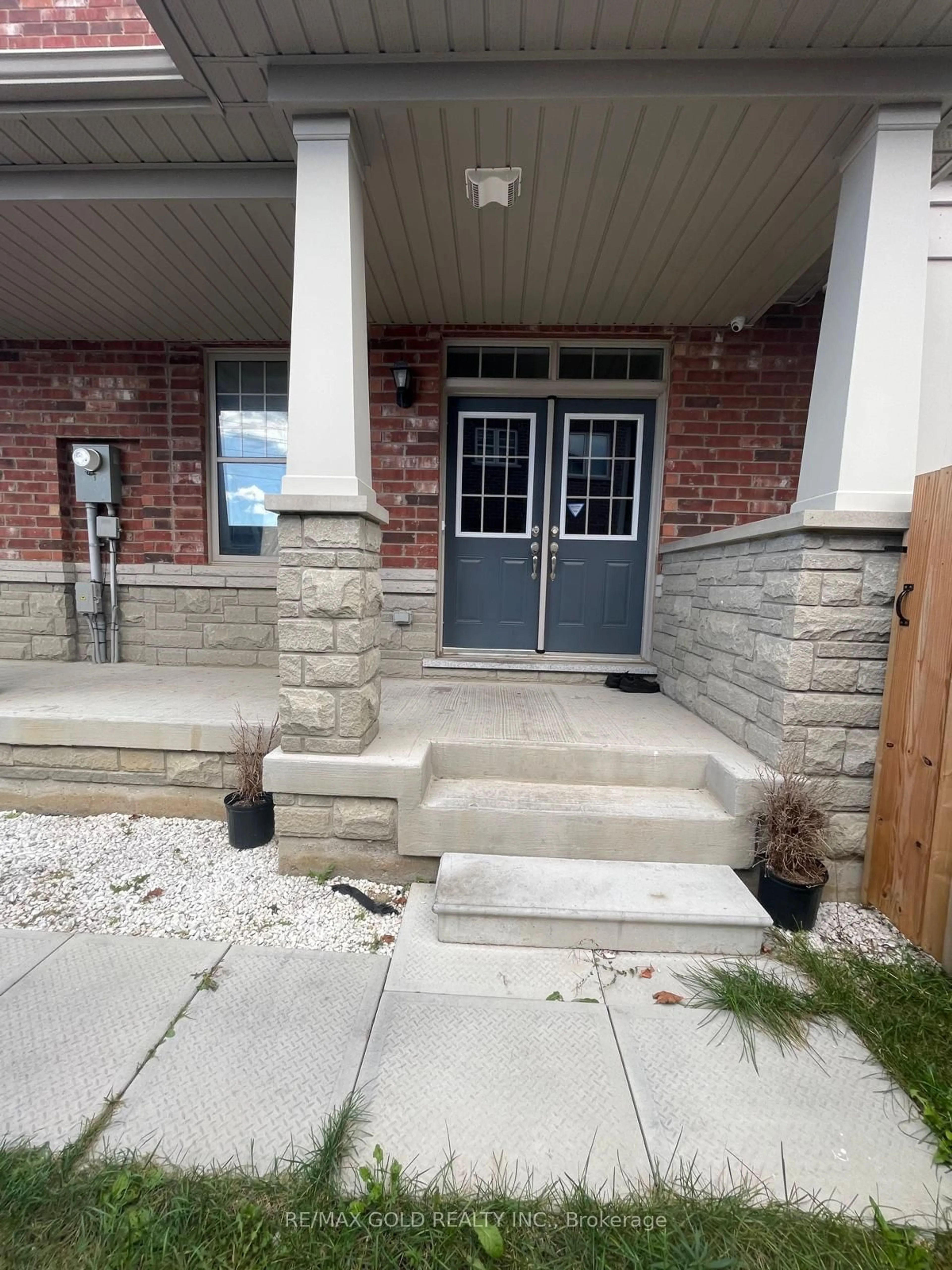 Indoor entryway, cement floor for 101 Finegan Circ, Brampton Ontario L7A 4Z9