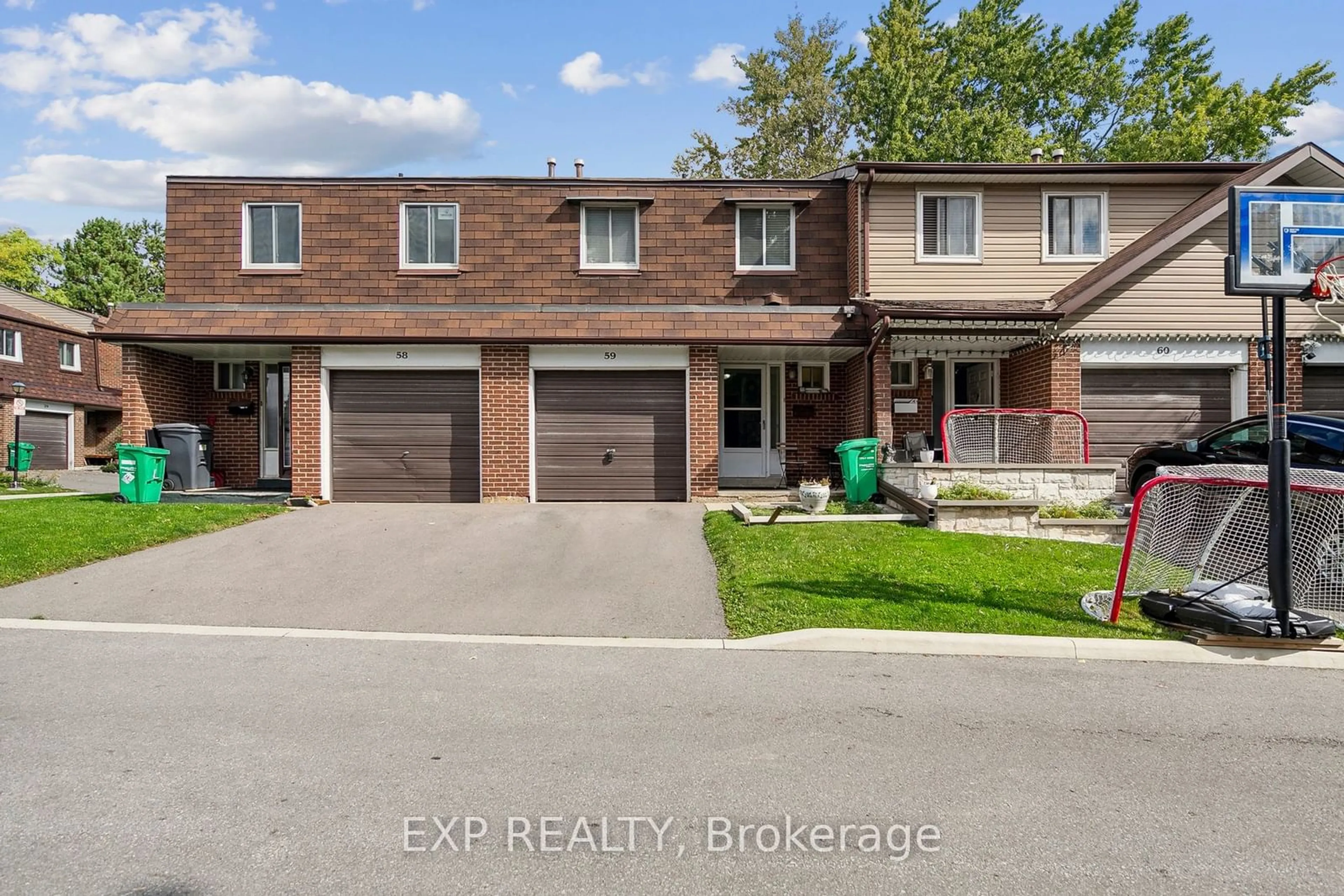 Frontside or backside of a home, the street view for 3025 Cedarglen Gate #59, Mississauga Ontario L5C 2V7