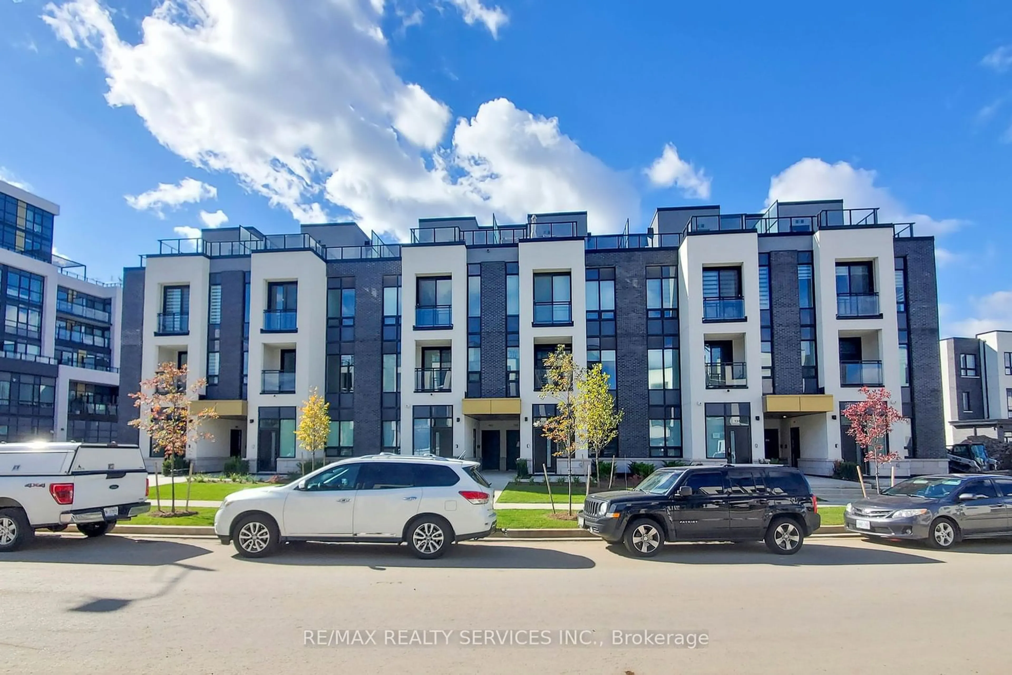 A pic from exterior of the house or condo, the street view for 3020 Trailside Dr #138, Oakville Ontario L6M 4M2