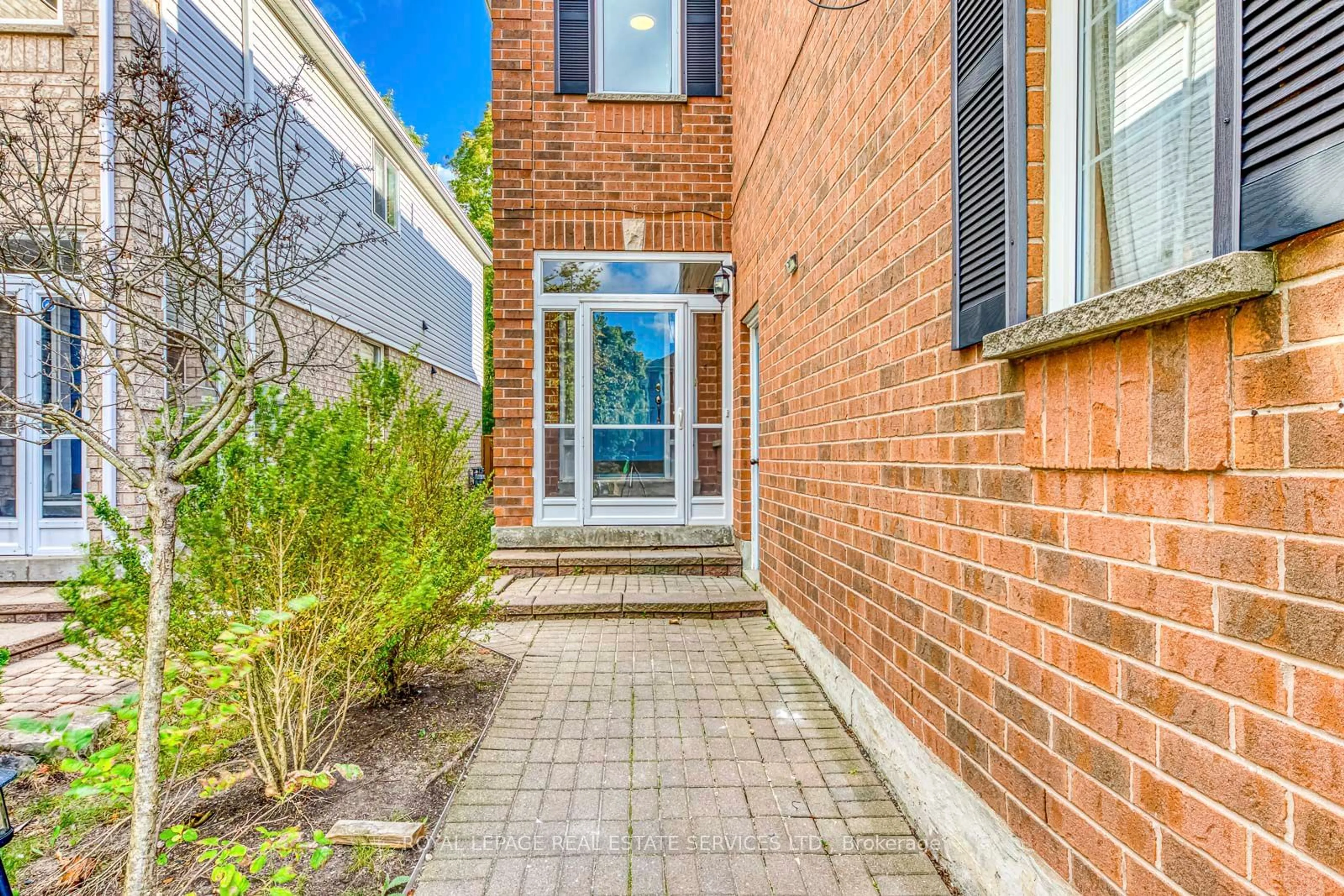 Home with brick exterior material for 2888 Westbury Crt, Mississauga Ontario L5M 6B3