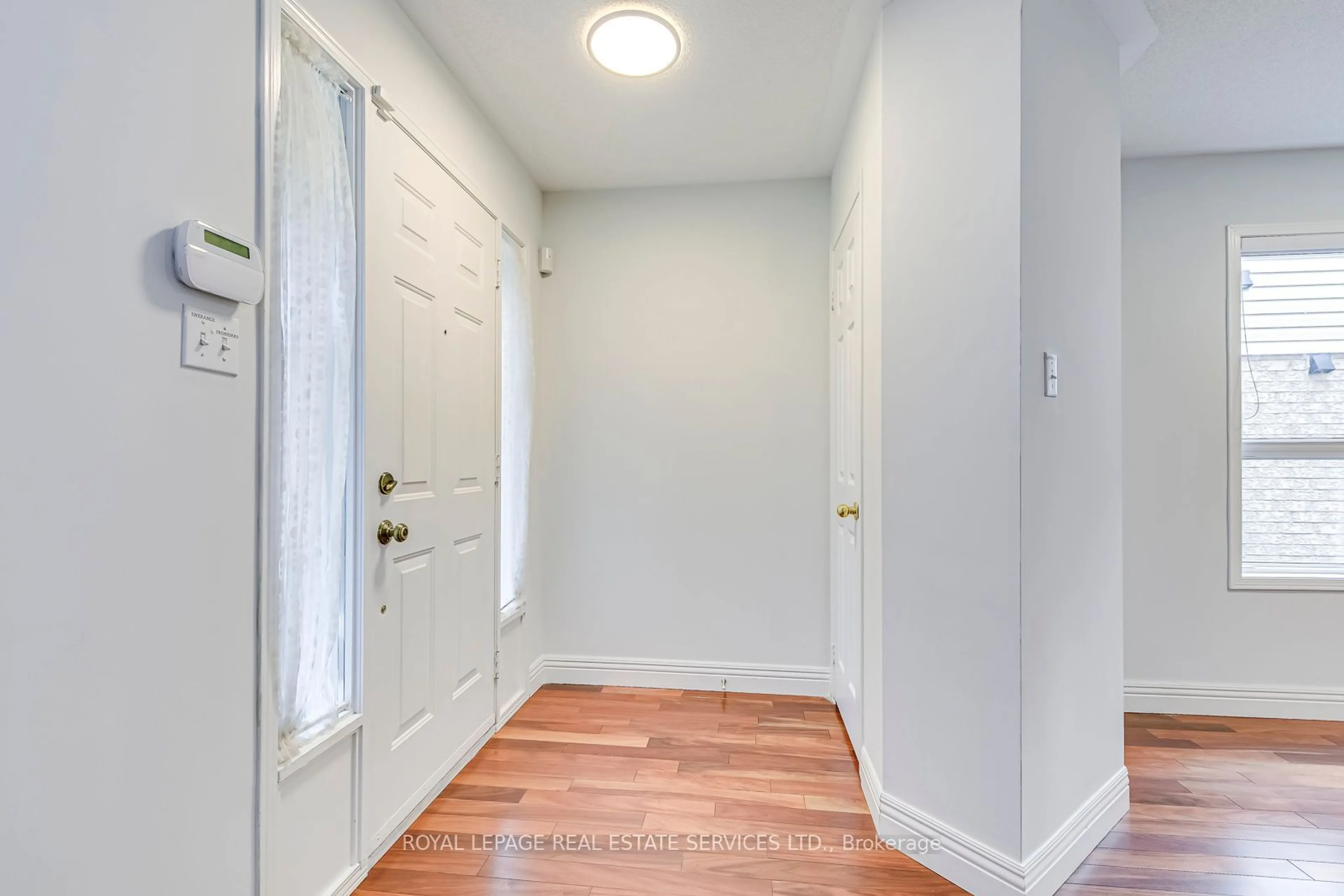 Indoor entryway, wood floors for 2888 Westbury Crt, Mississauga Ontario L5M 6B3