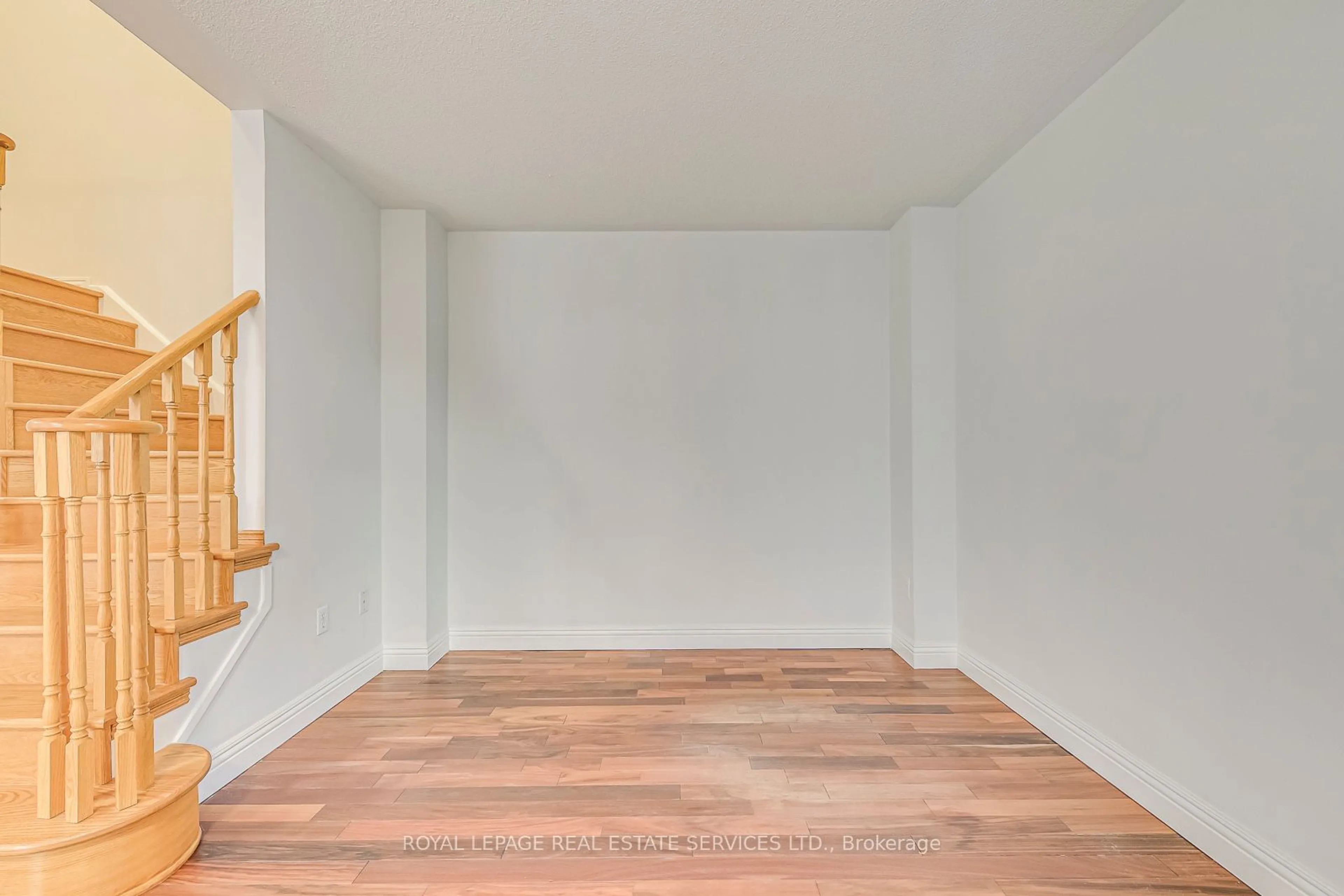 A pic of a room, wood floors for 2888 Westbury Crt, Mississauga Ontario L5M 6B3