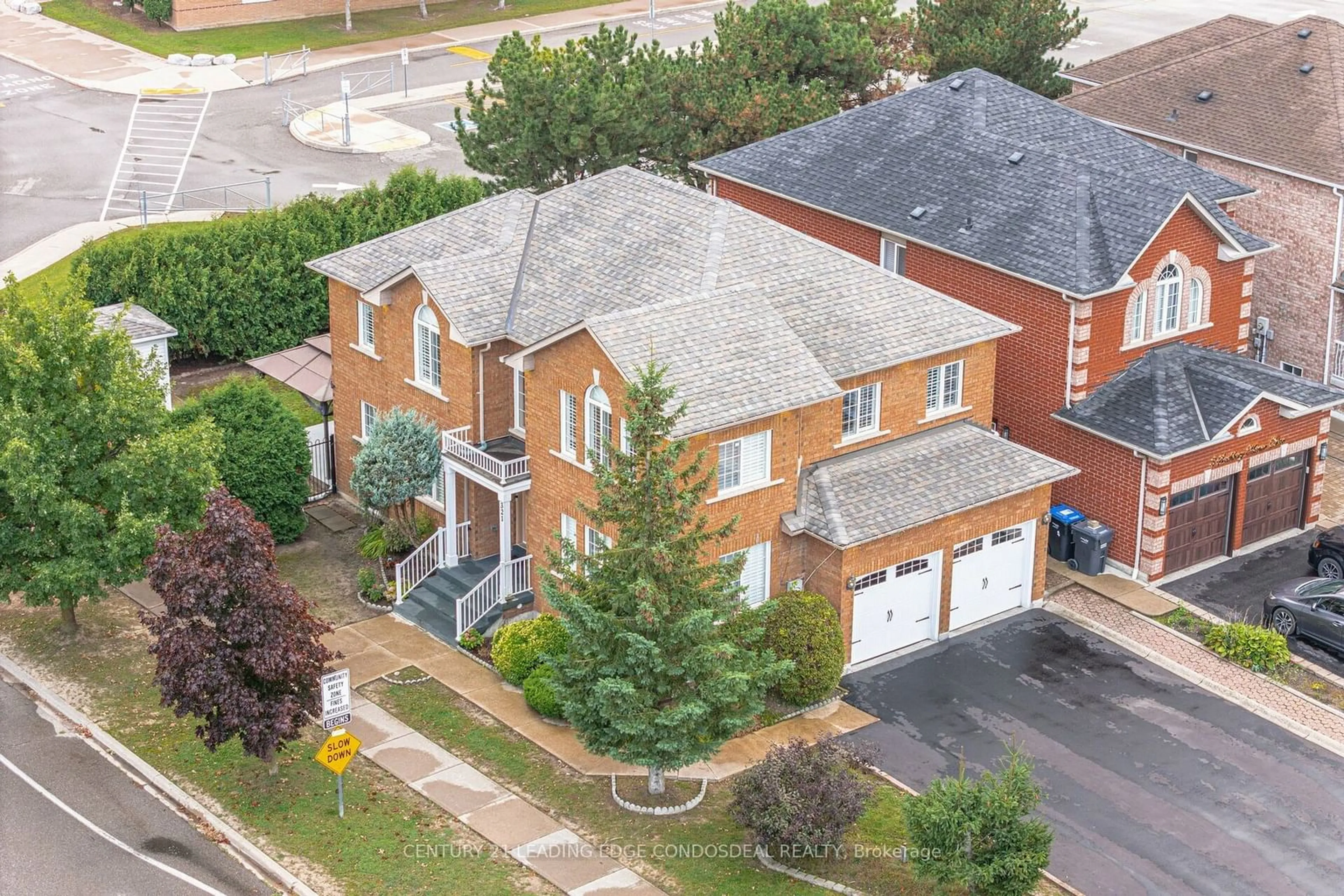 A pic from exterior of the house or condo, the street view for 321 Landsbridge St, Caledon Ontario L7E 1X7