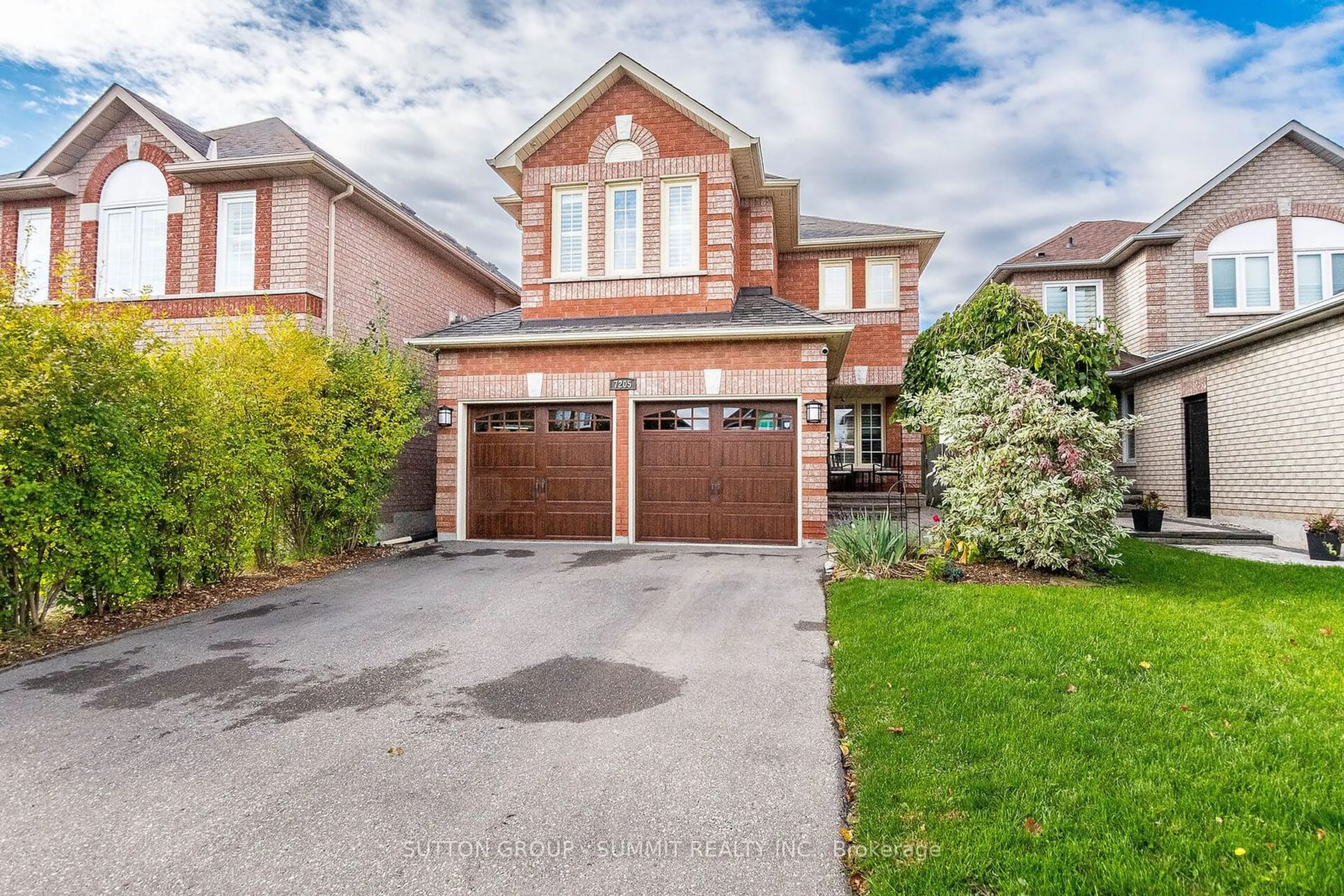 Frontside or backside of a home, cottage for 7205 SPYGLASS Cres, Mississauga Ontario L5N 7H3