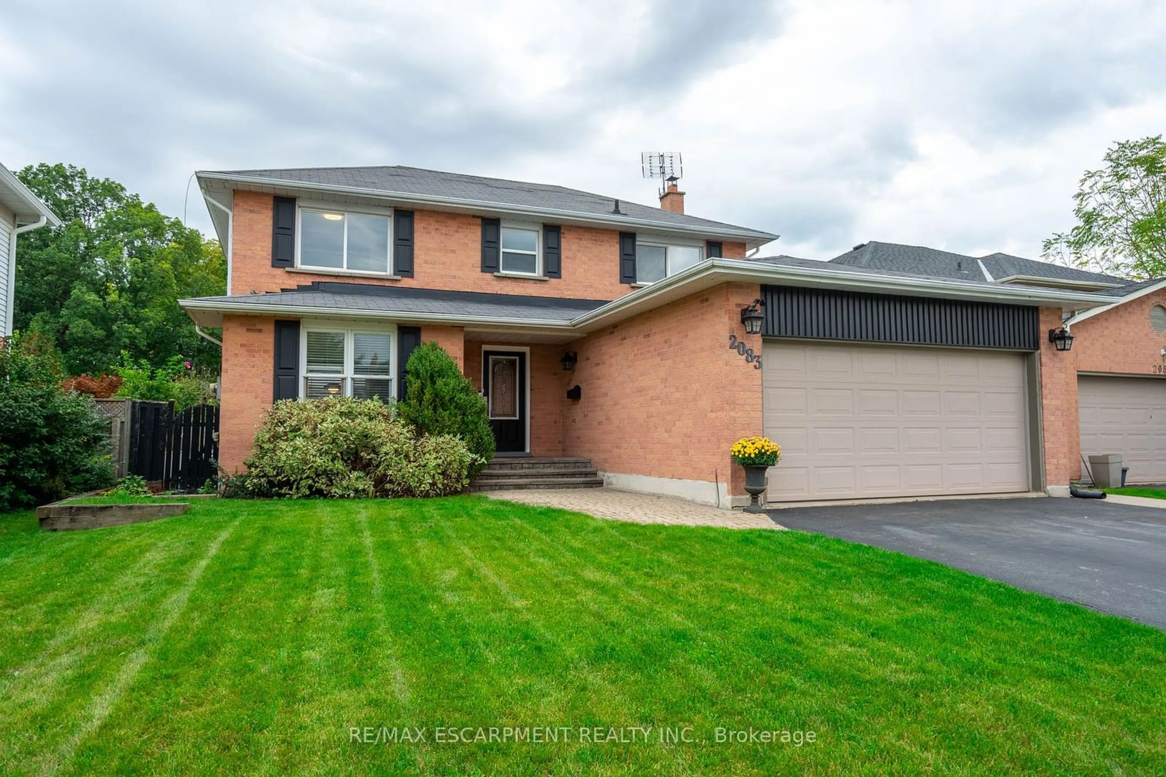 Frontside or backside of a home, the street view for 2083 Edgebank Crt, Burlington Ontario L7M 2S8