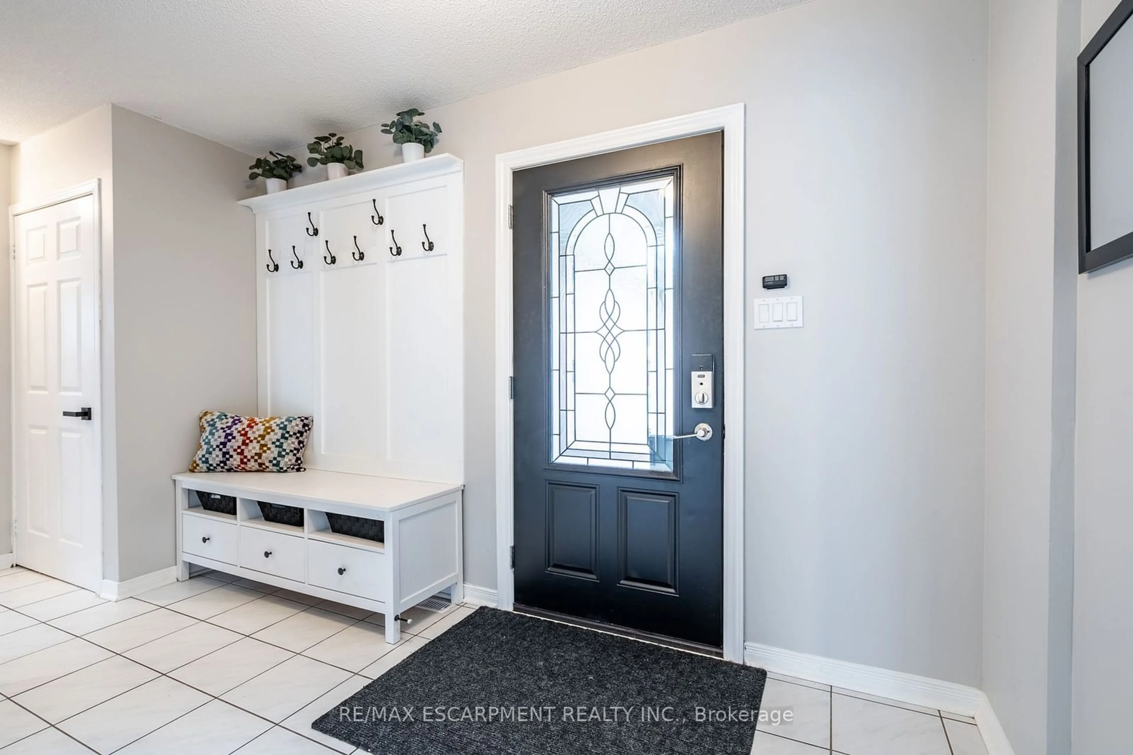 Indoor entryway, ceramic floors for 2083 Edgebank Crt, Burlington Ontario L7M 2S8