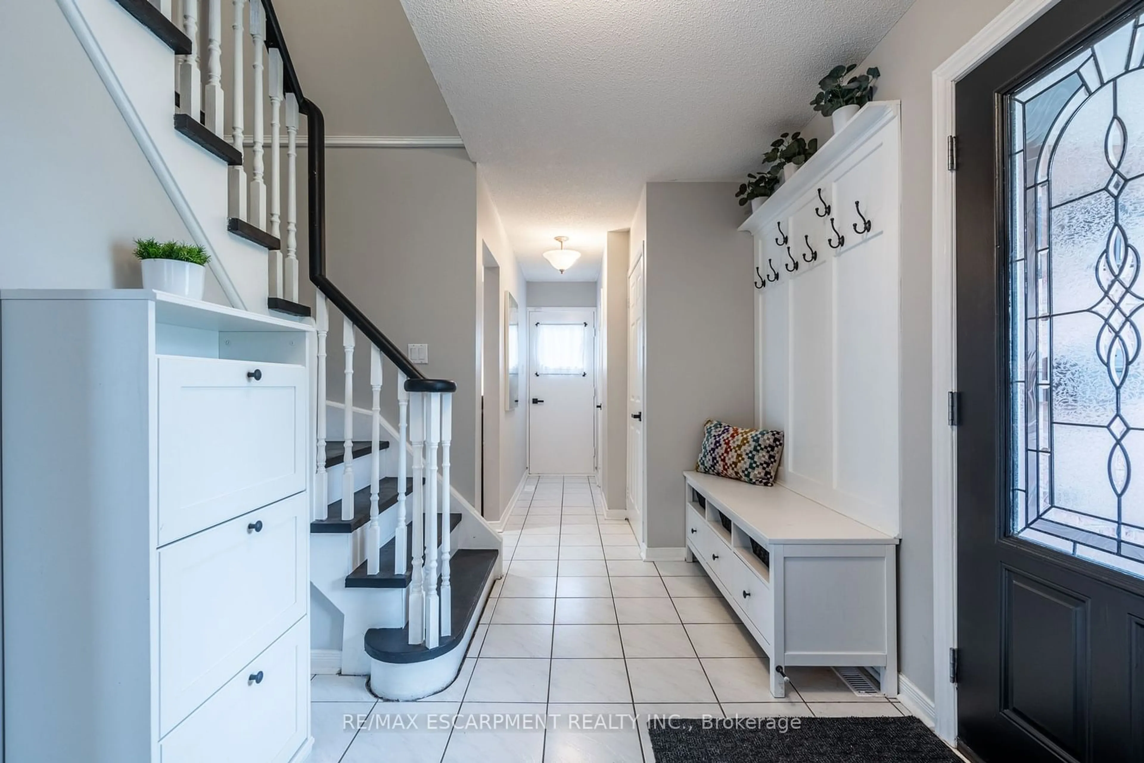 Indoor entryway, ceramic floors for 2083 Edgebank Crt, Burlington Ontario L7M 2S8