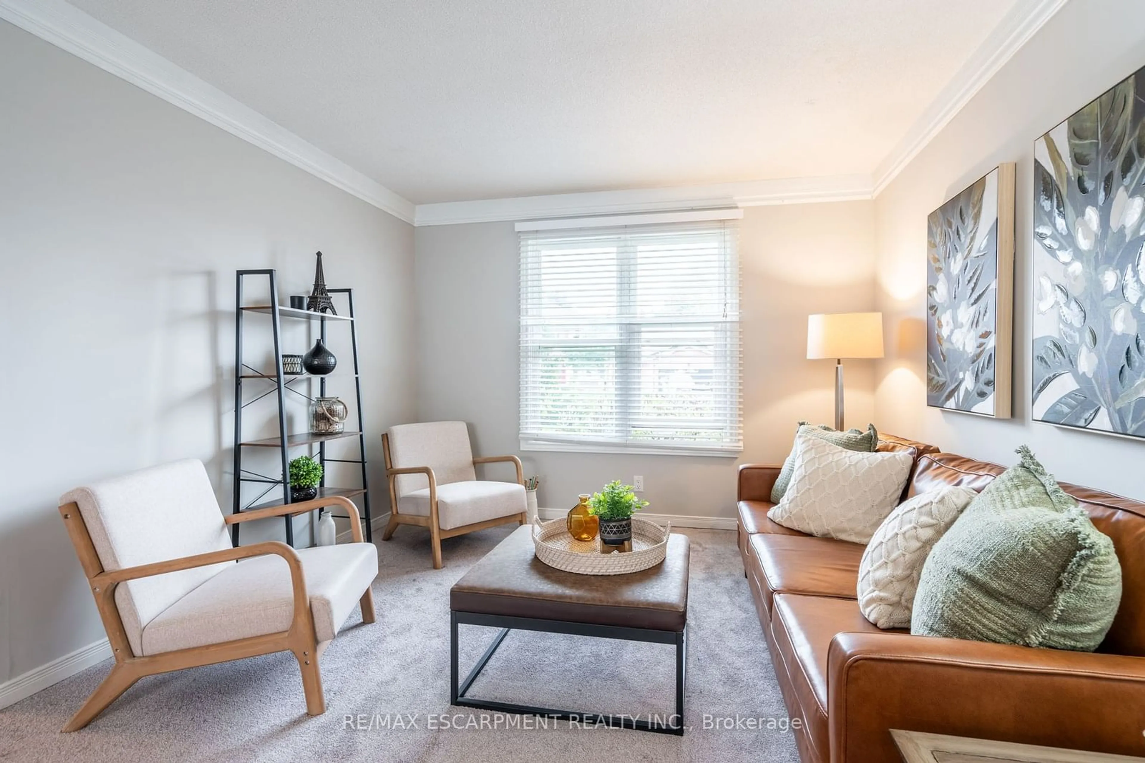 Living room, wood floors for 2083 Edgebank Crt, Burlington Ontario L7M 2S8