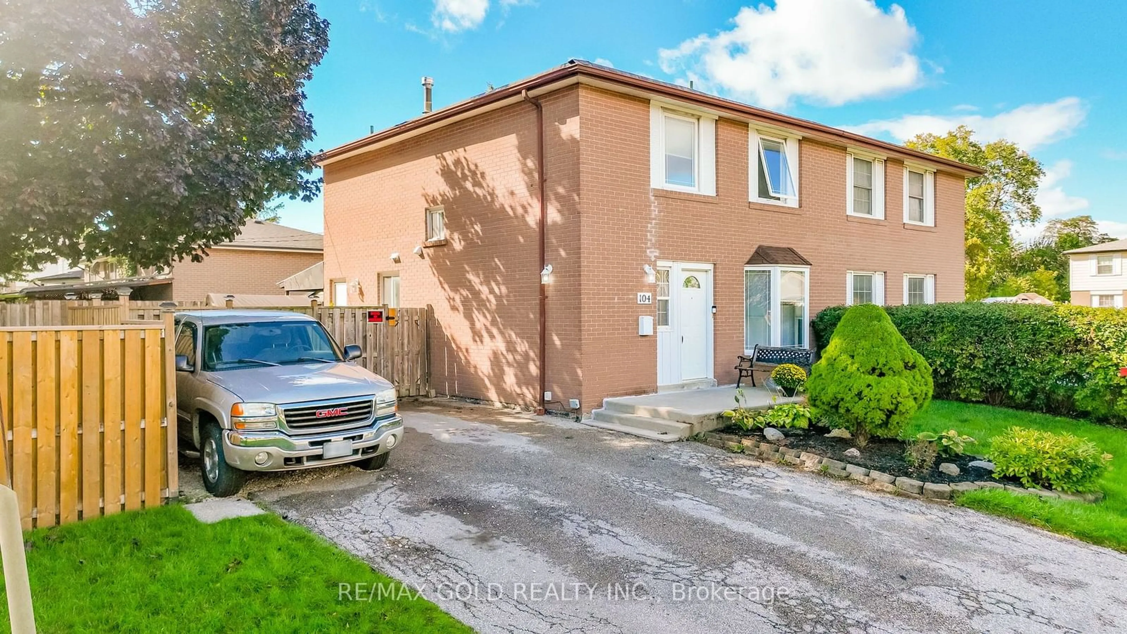 A pic from exterior of the house or condo, the street view for 104 Dorchester Dr, Brampton Ontario L6T 3E7