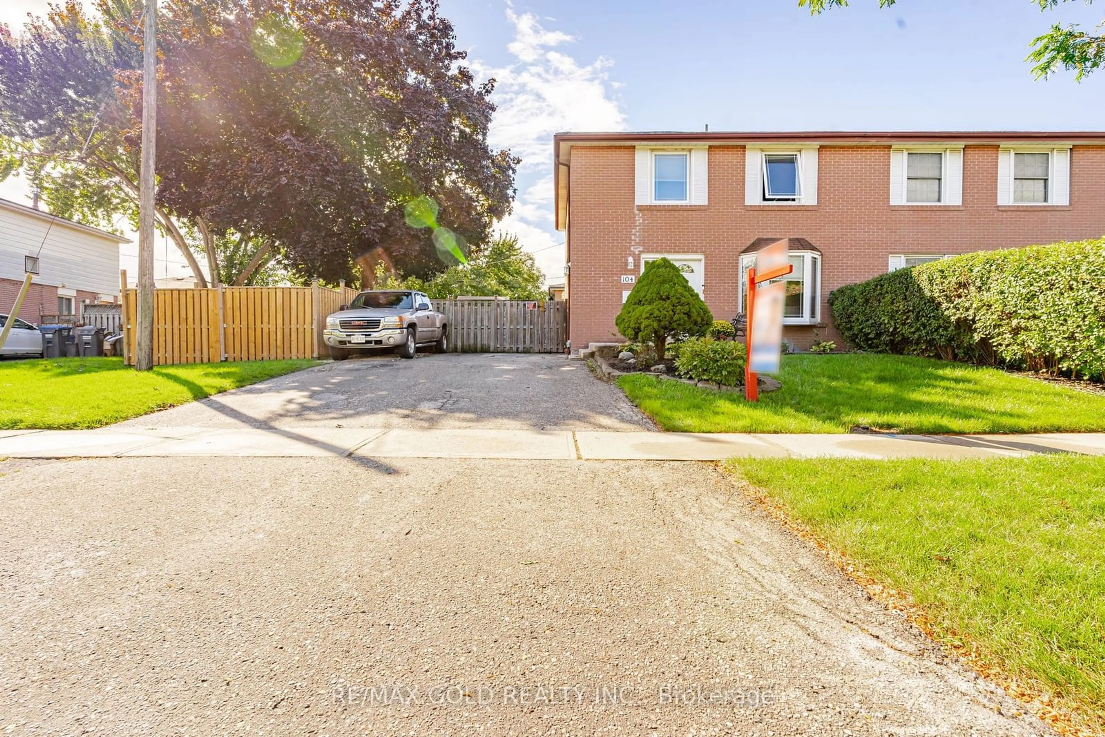 A pic from exterior of the house or condo, the street view for 104 Dorchester Dr, Brampton Ontario L6T 3E7