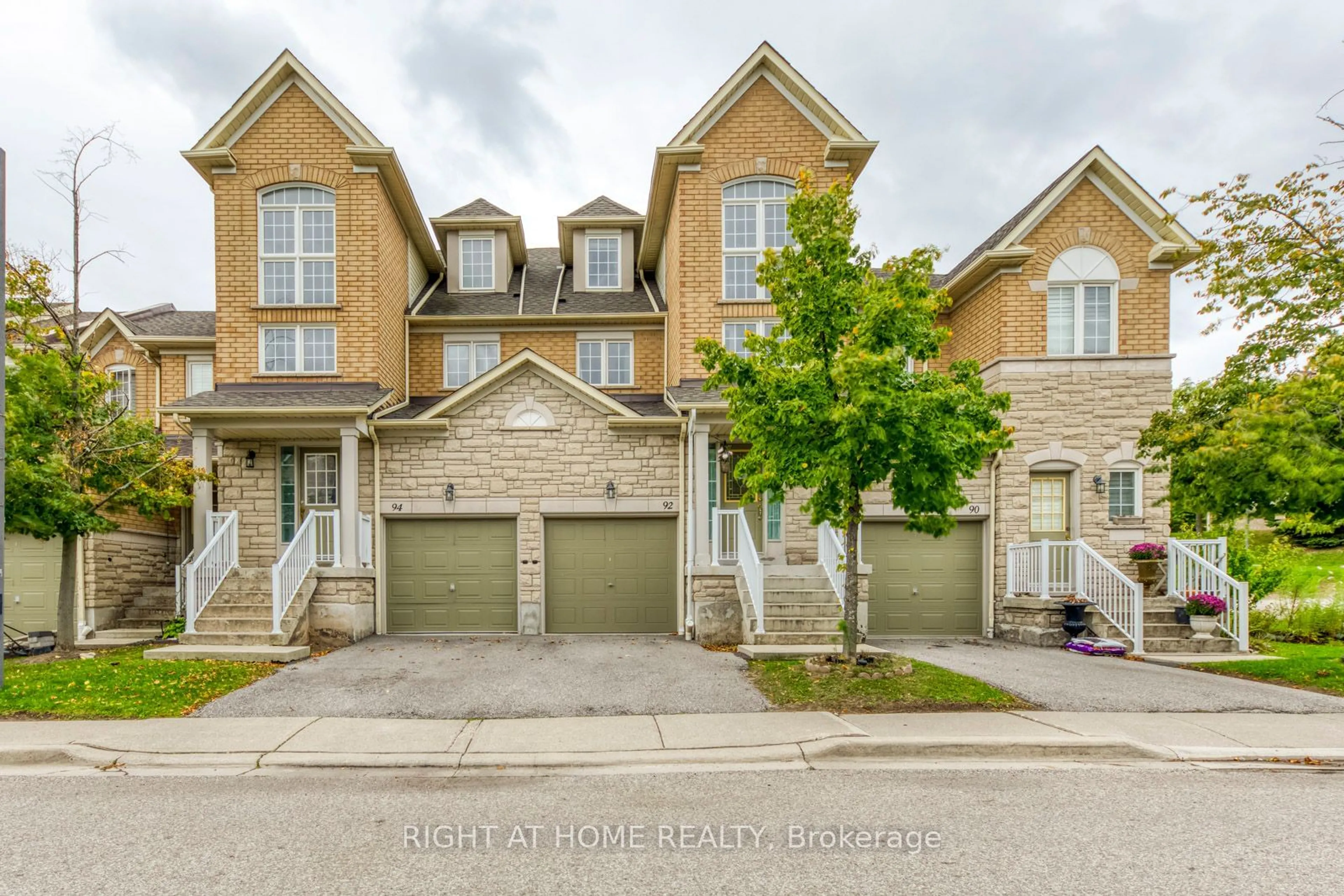 A pic from exterior of the house or condo, the street view for 5260 Mcfarren Blvd #92, Mississauga Ontario L5M 7J3