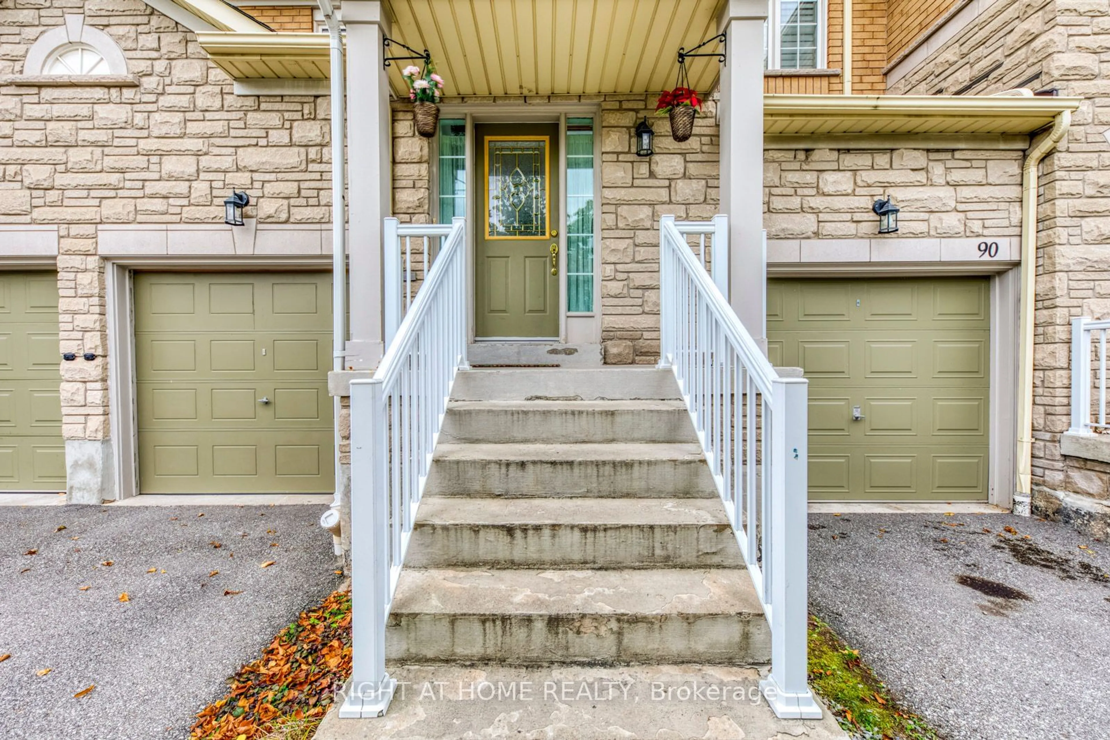 Indoor entryway, wood floors for 5260 Mcfarren Blvd #92, Mississauga Ontario L5M 7J3