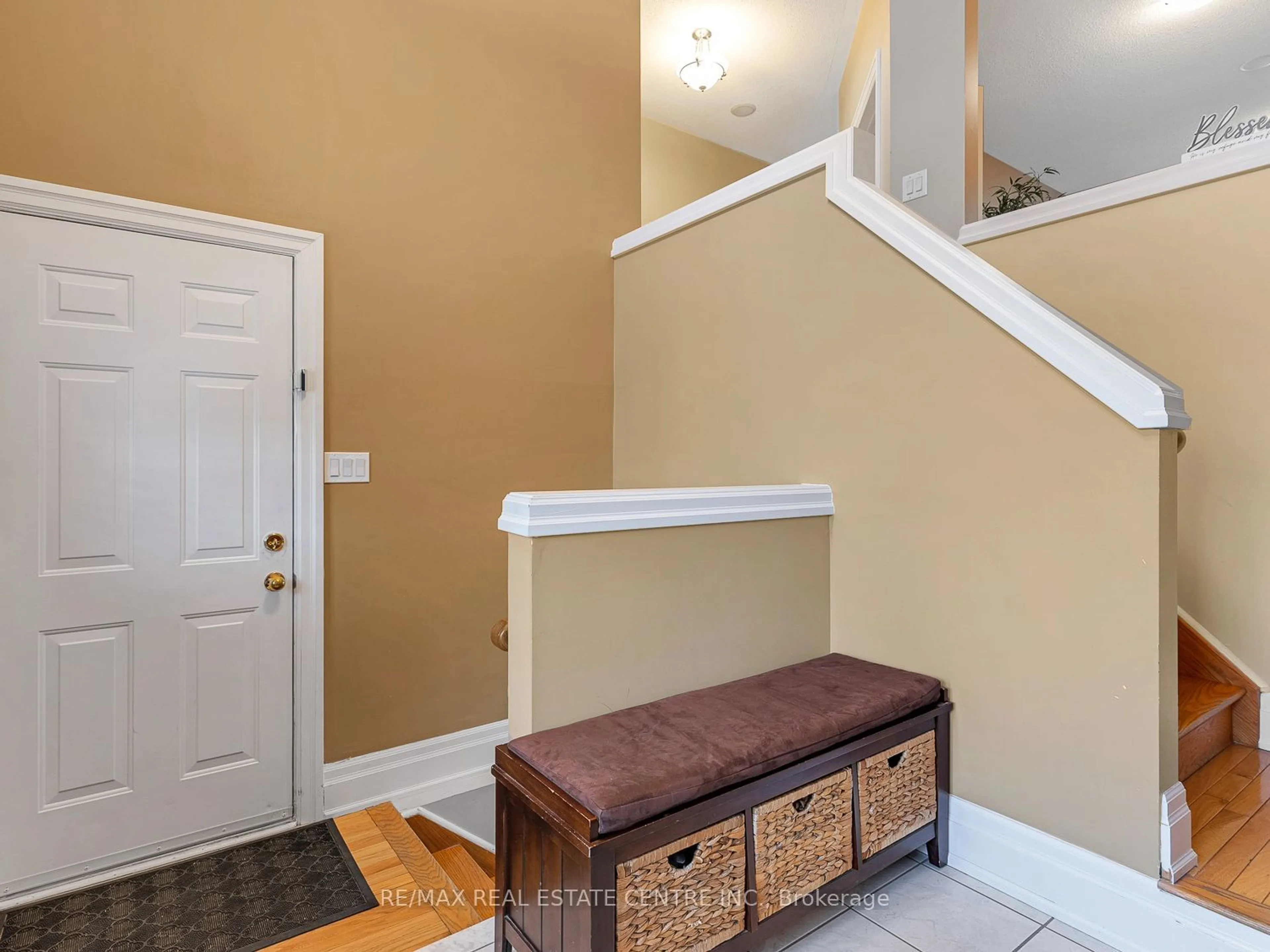 Indoor entryway, wood floors for 73 Baybrook Rd, Brampton Ontario L7A 1L4