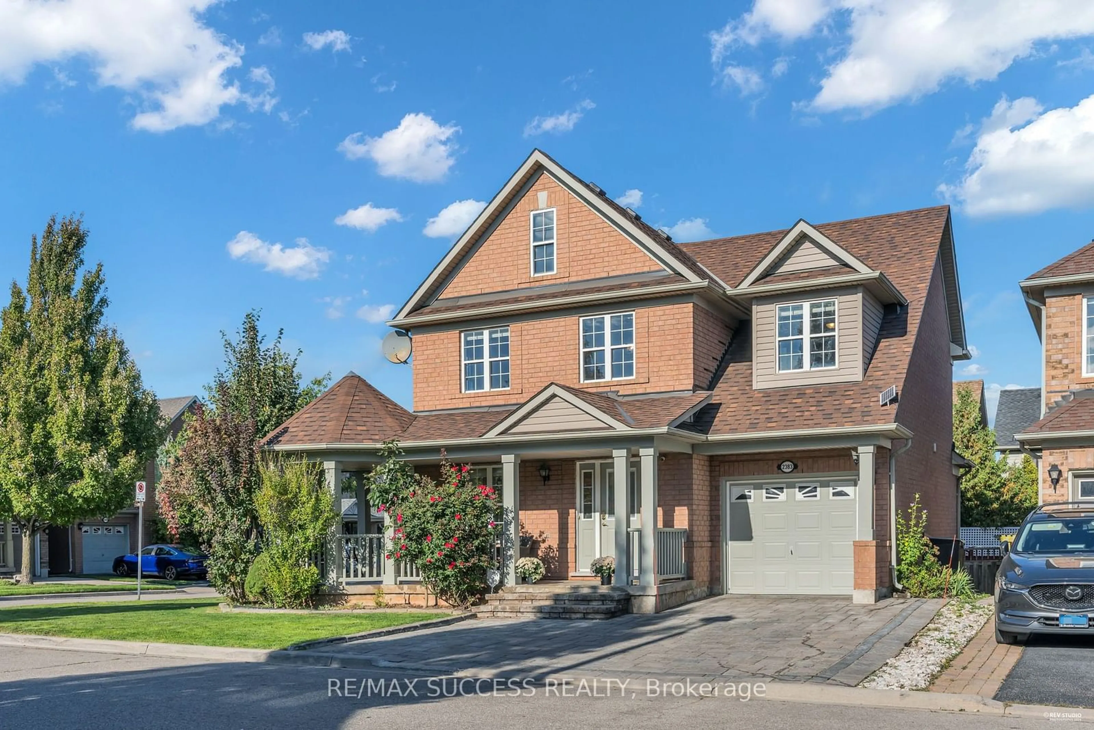 A pic from exterior of the house or condo, cottage for 2383 Cornerbrooke Cres, Oakville Ontario L6M 4B5