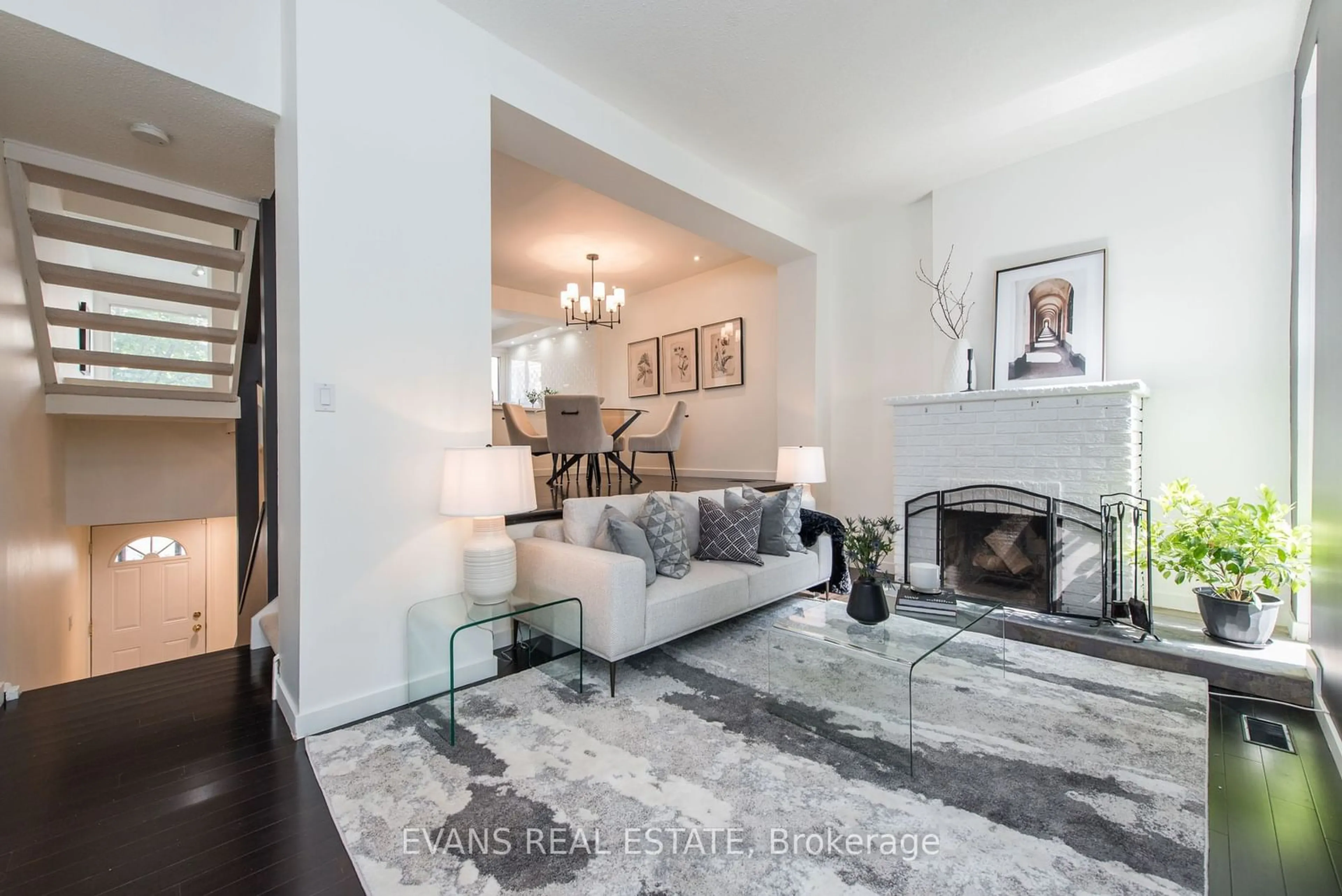 Living room, wood floors for 24 Reid Dr #19, Mississauga Ontario L5M 2A6