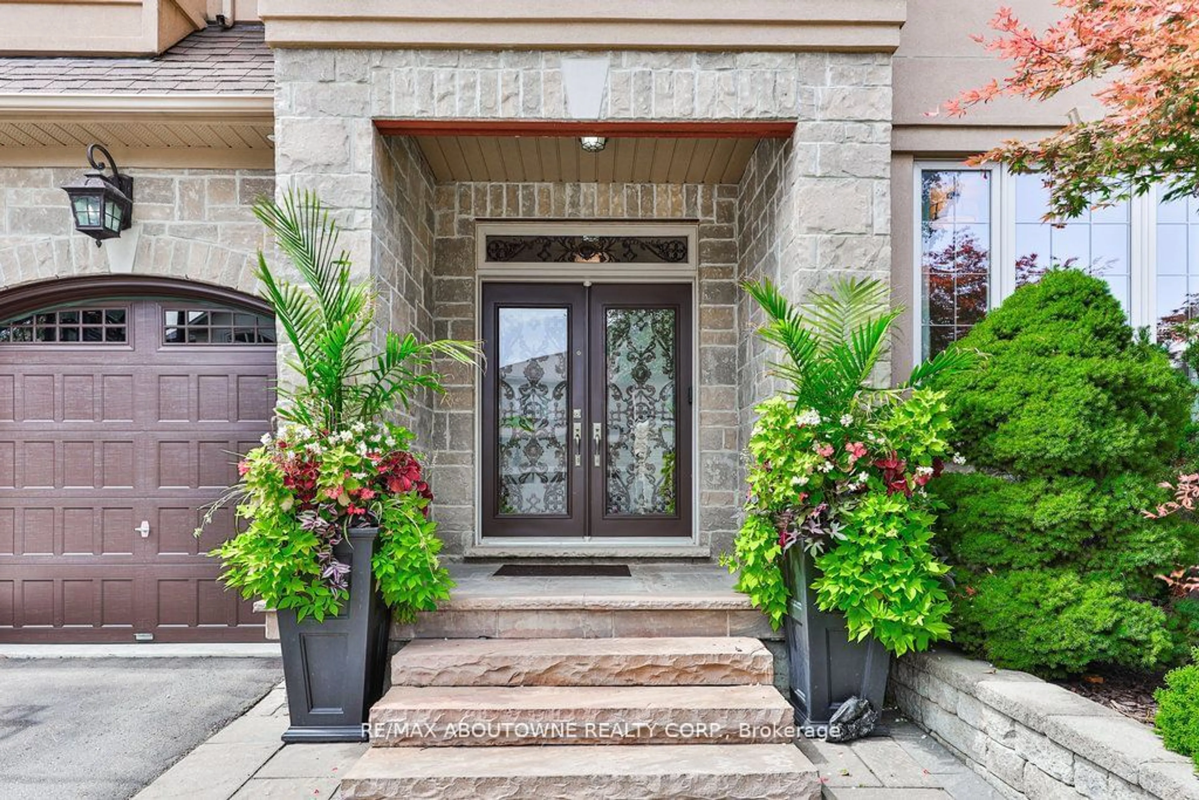 Indoor entryway, wood floors for 526 Hidden Tr, Oakville Ontario L6M 0N3