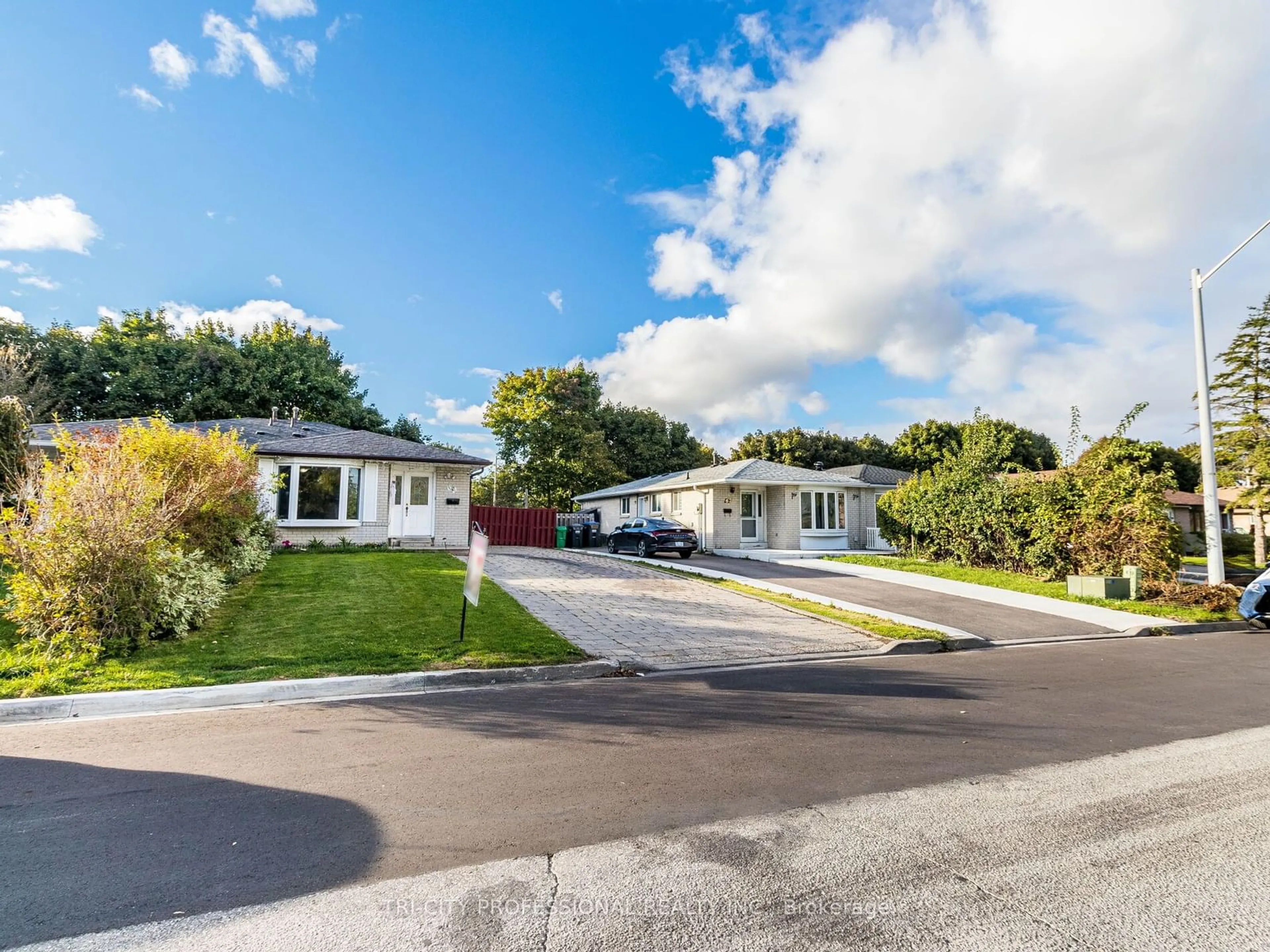 A pic from exterior of the house or condo, the street view for 69 Greenwood Cres, Brampton Ontario L6S 1T2