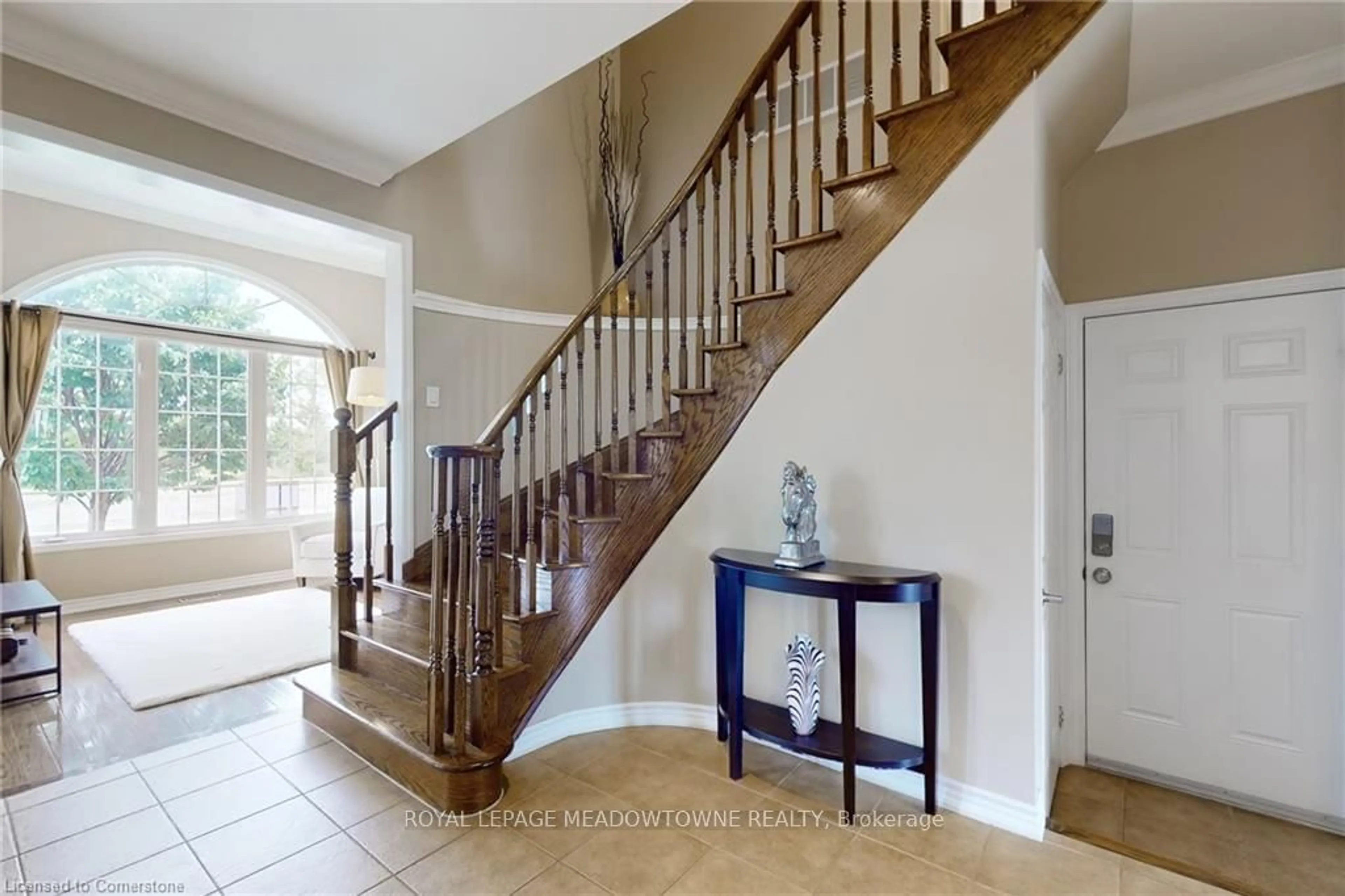 Indoor entryway, wood floors for 740 Rayner Crt, Milton Ontario L9T 0P1