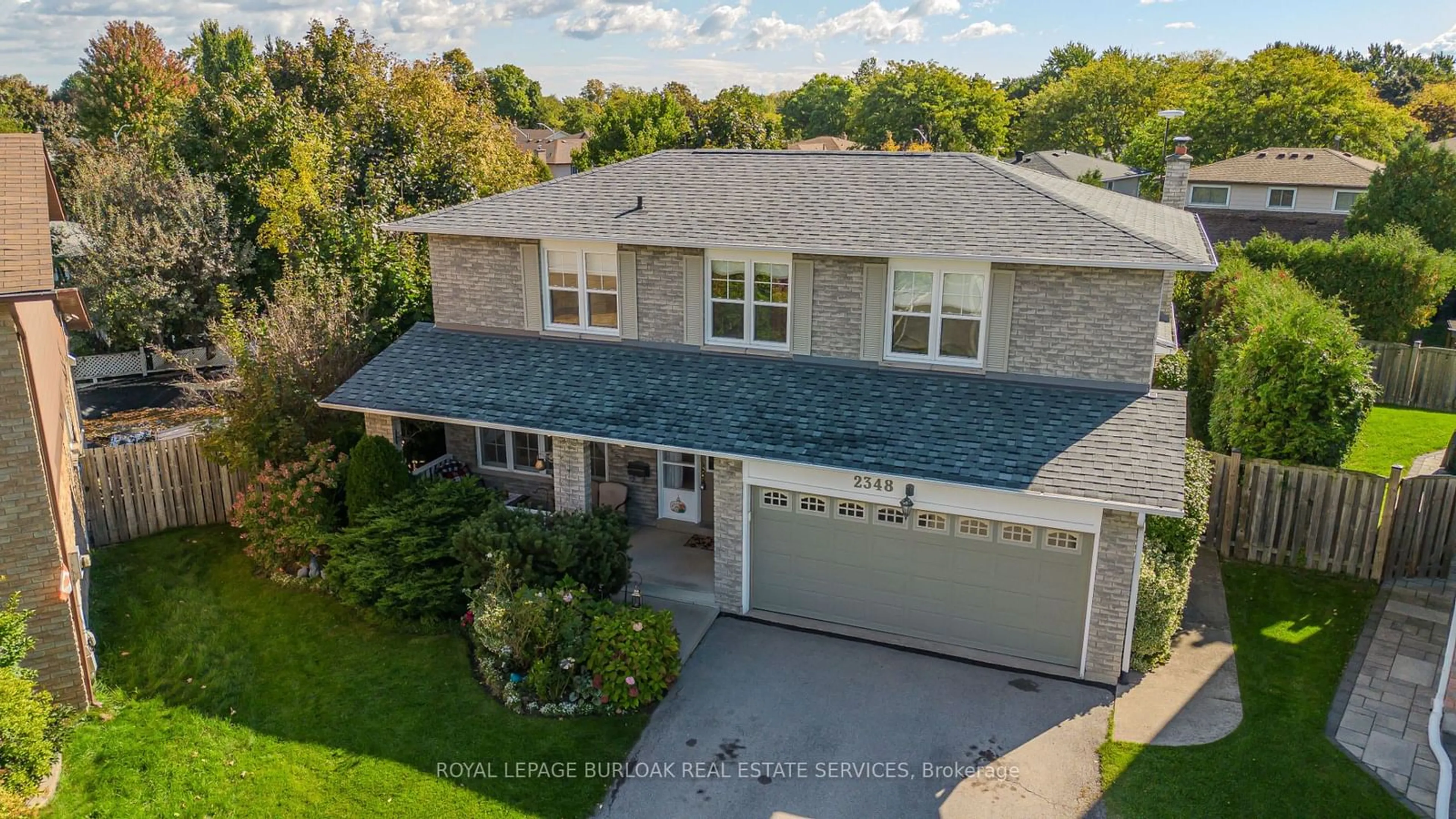 Frontside or backside of a home, the street view for 2348 Tweedsmuir Crt, Burlington Ontario L7P 4K9