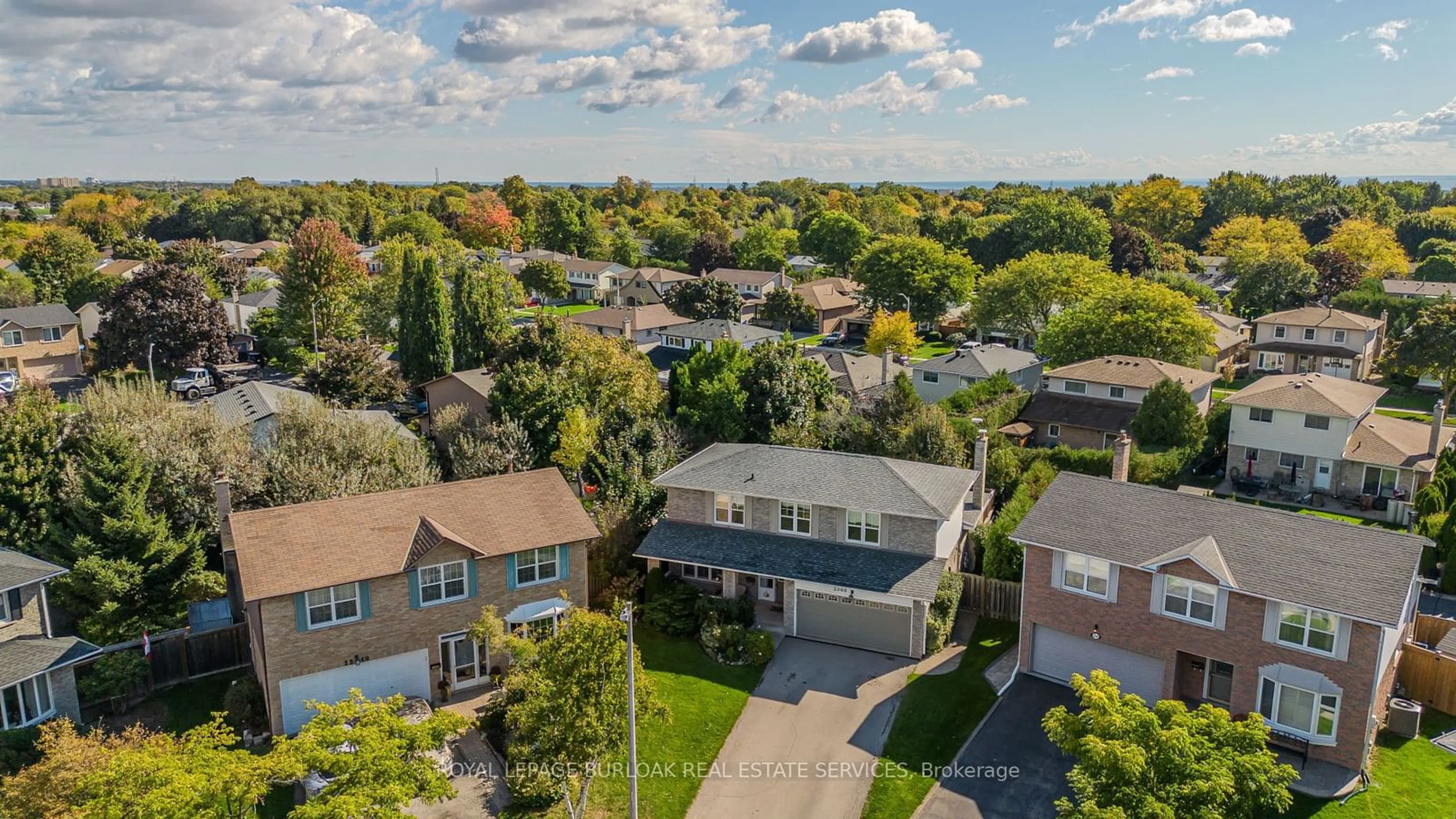 A pic from exterior of the house or condo, the street view for 2348 Tweedsmuir Crt, Burlington Ontario L7P 4K9