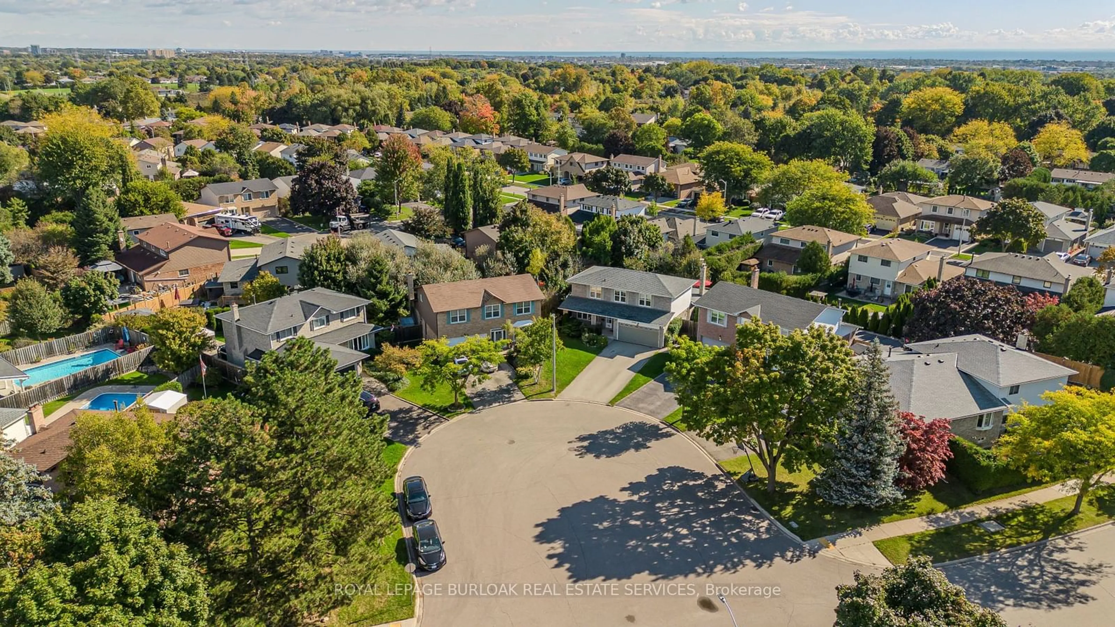 A pic from exterior of the house or condo, the street view for 2348 Tweedsmuir Crt, Burlington Ontario L7P 4K9