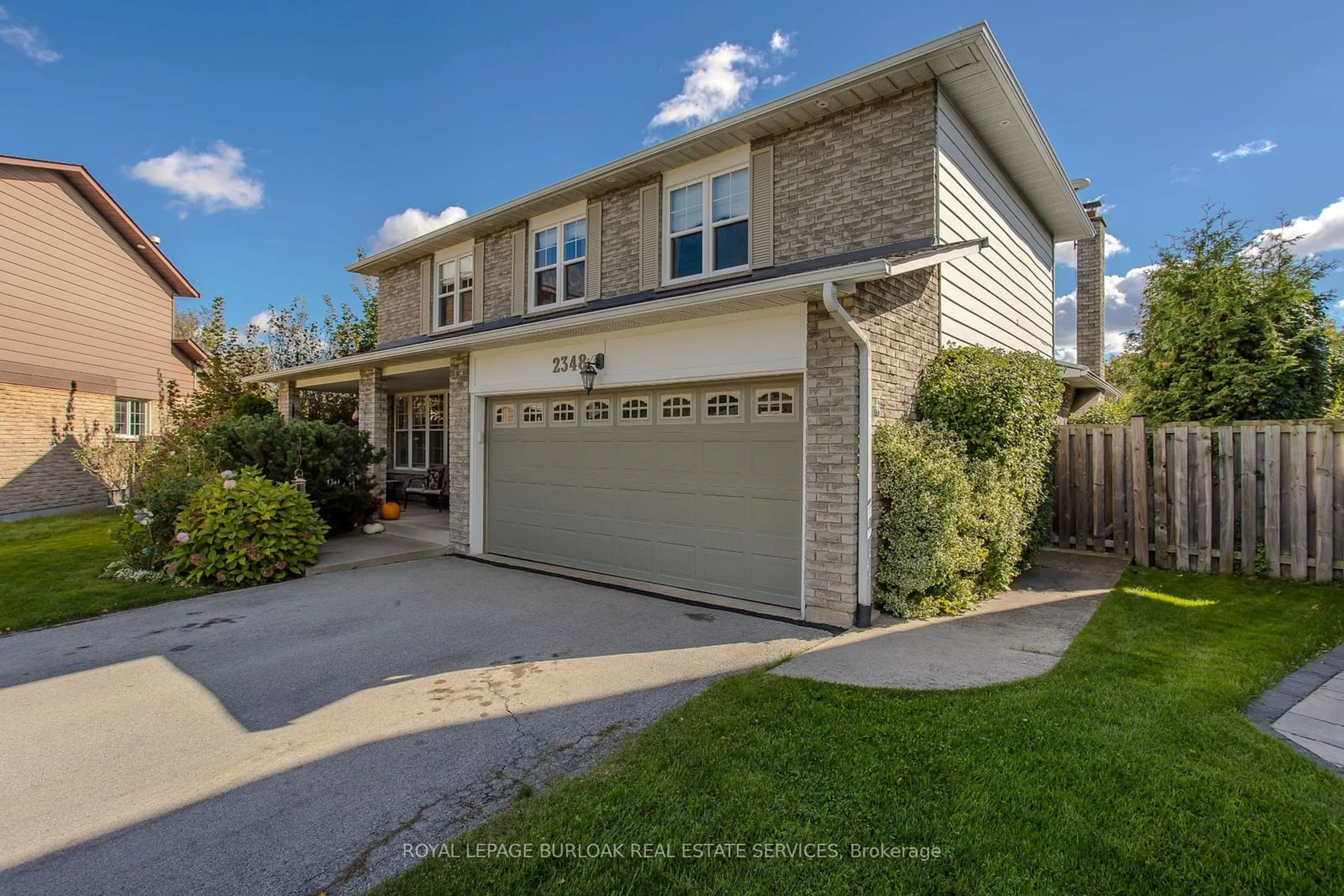 Frontside or backside of a home, the street view for 2348 Tweedsmuir Crt, Burlington Ontario L7P 4K9