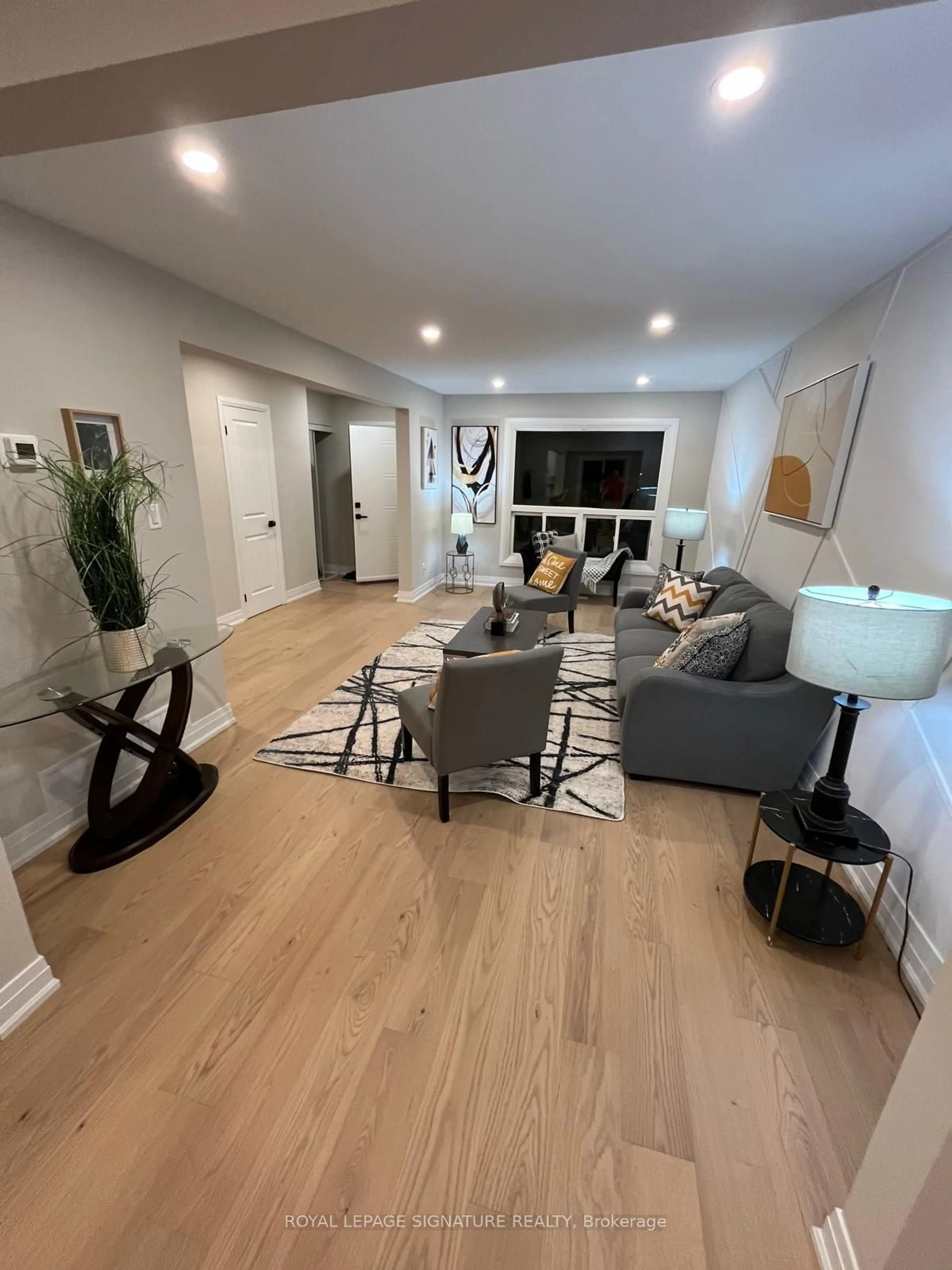 Living room, wood floors for 3381 Tallmast Cres, Mississauga Ontario L5L 1H4