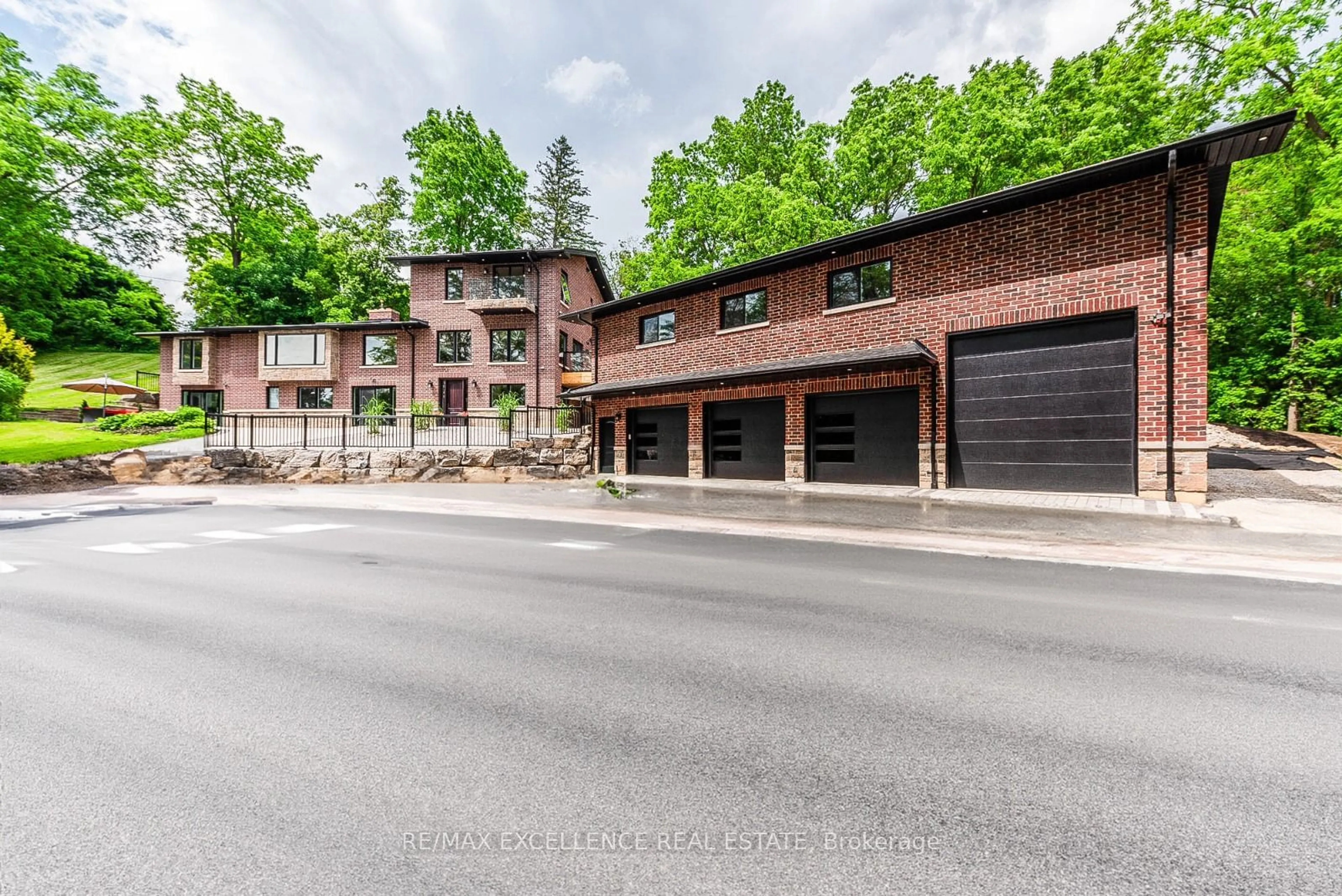 A pic from exterior of the house or condo, the street view for 8949 Mississauga Rd, Brampton Ontario L6Y 0C2