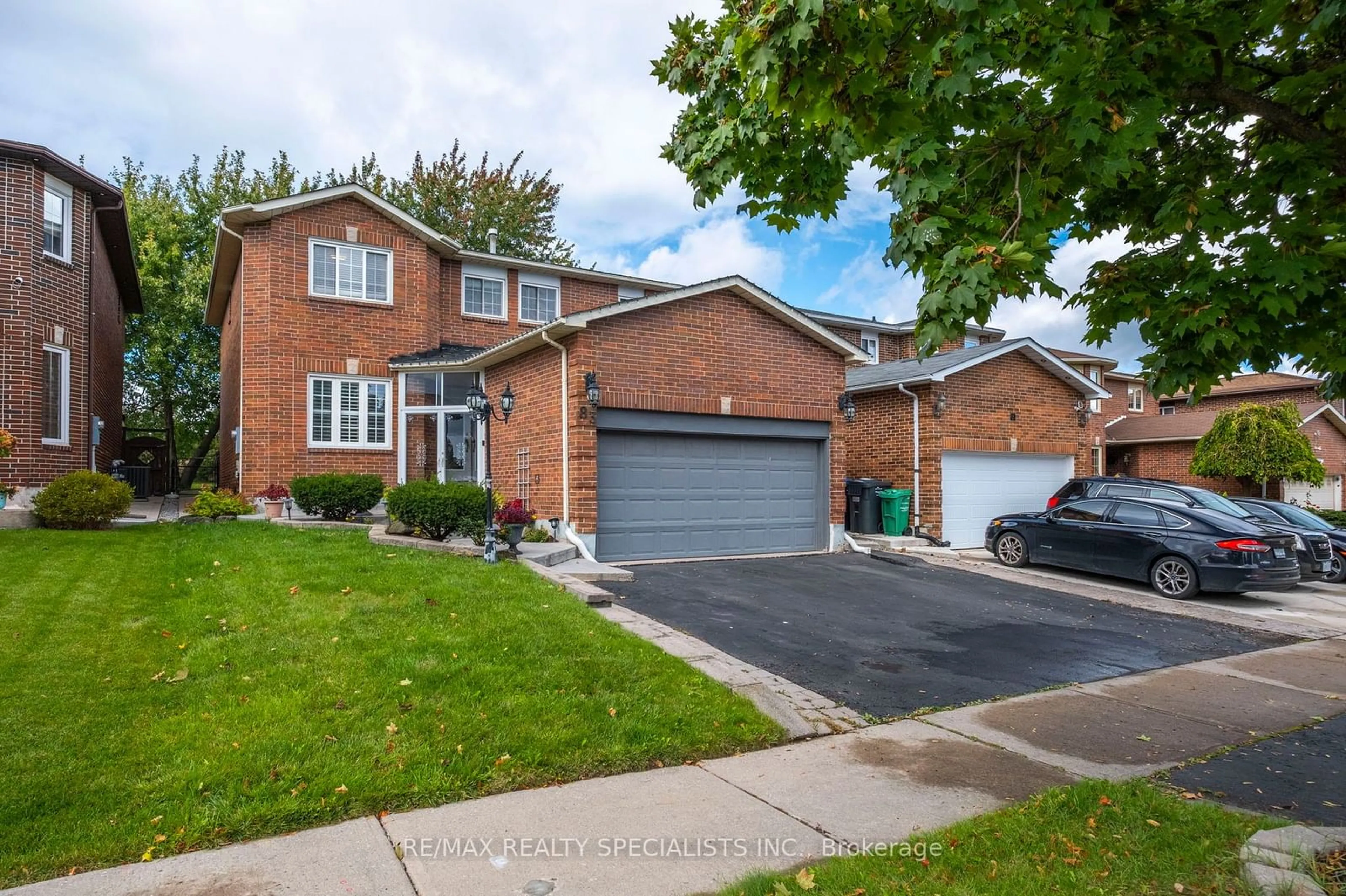 Frontside or backside of a home for 83 Castlehill Rd, Brampton Ontario L6X 4C2